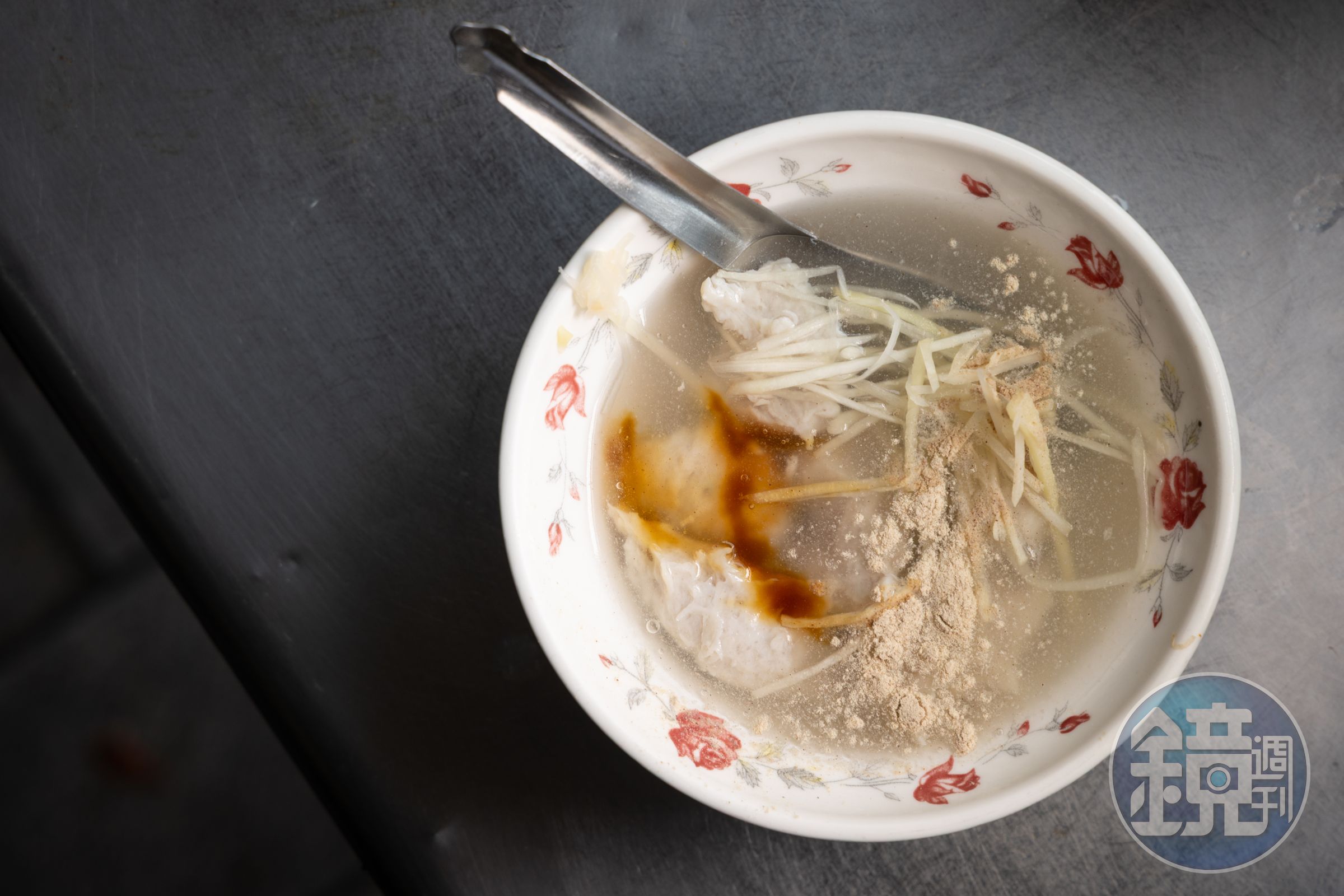 阿全的「魚羹」非常濃稠,是標準的浮水魚羹,裡頭配的是筍絲,淋了烏醋。(35元/份)