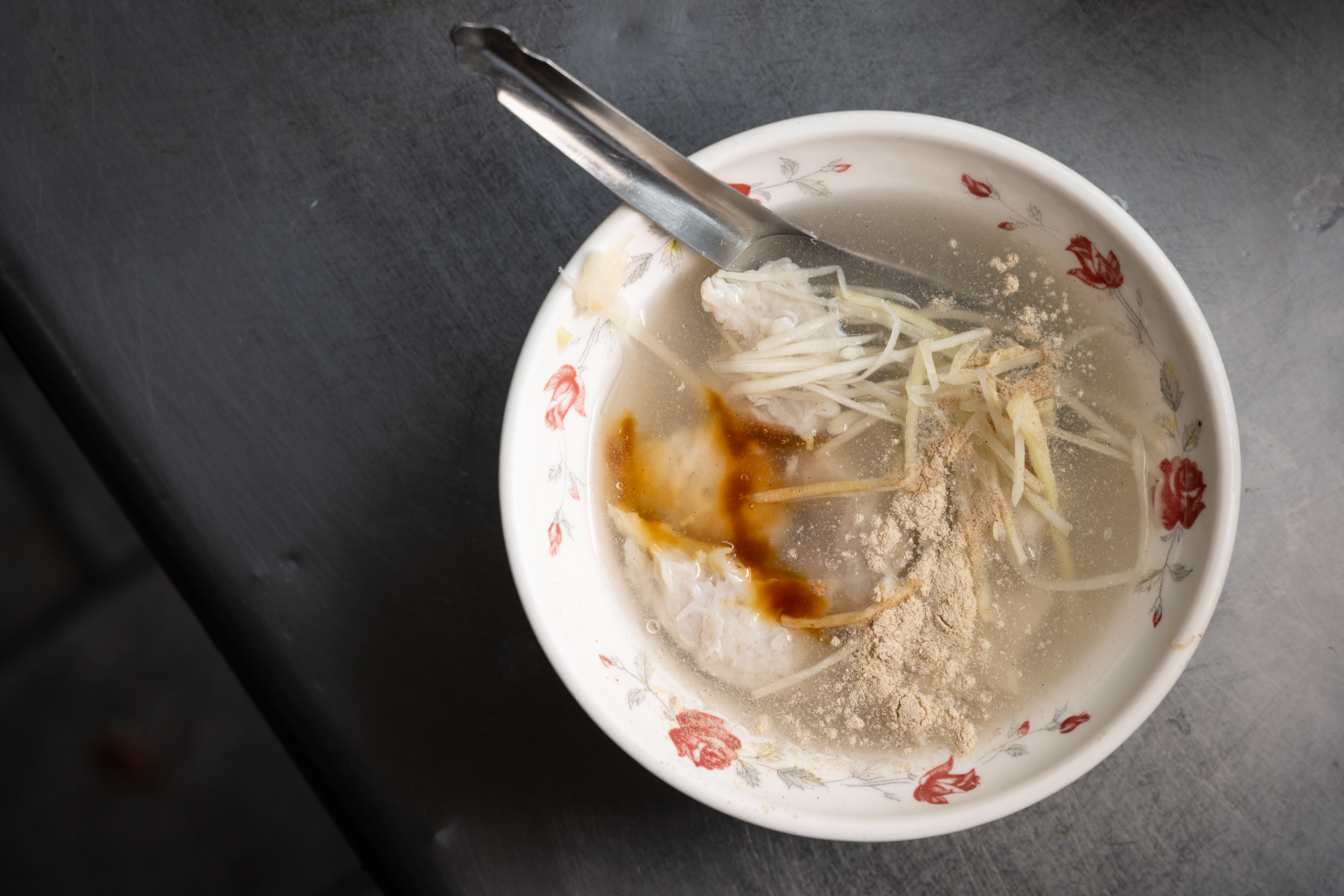 阿全的「魚羹」非常濃稠，是標準的浮水魚羹，裡頭配的是筍絲，淋了烏醋。（35元／份）