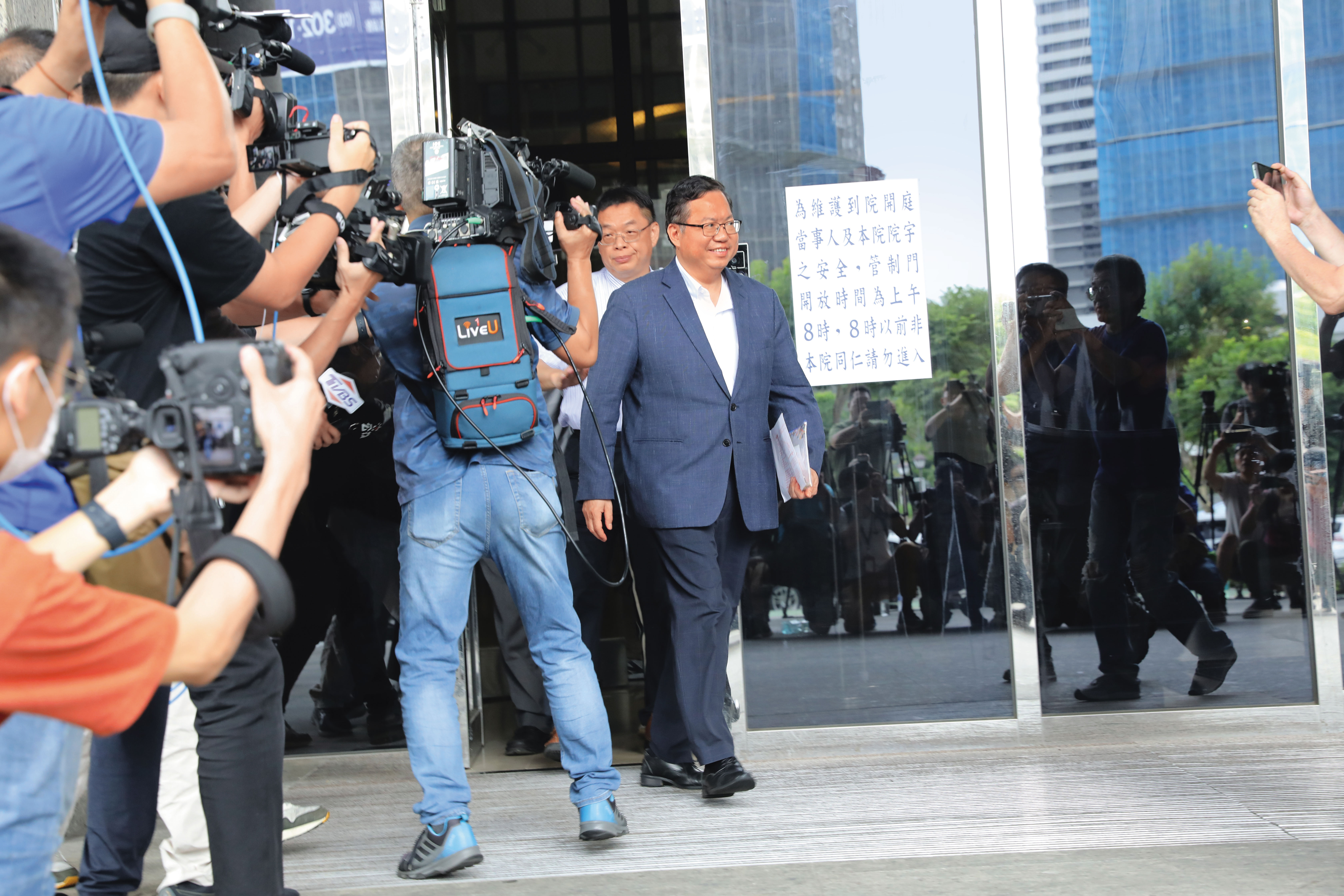 鄭文燦否認收賄，在得知廖氏父子丟包送錢後，即要求對方取回。