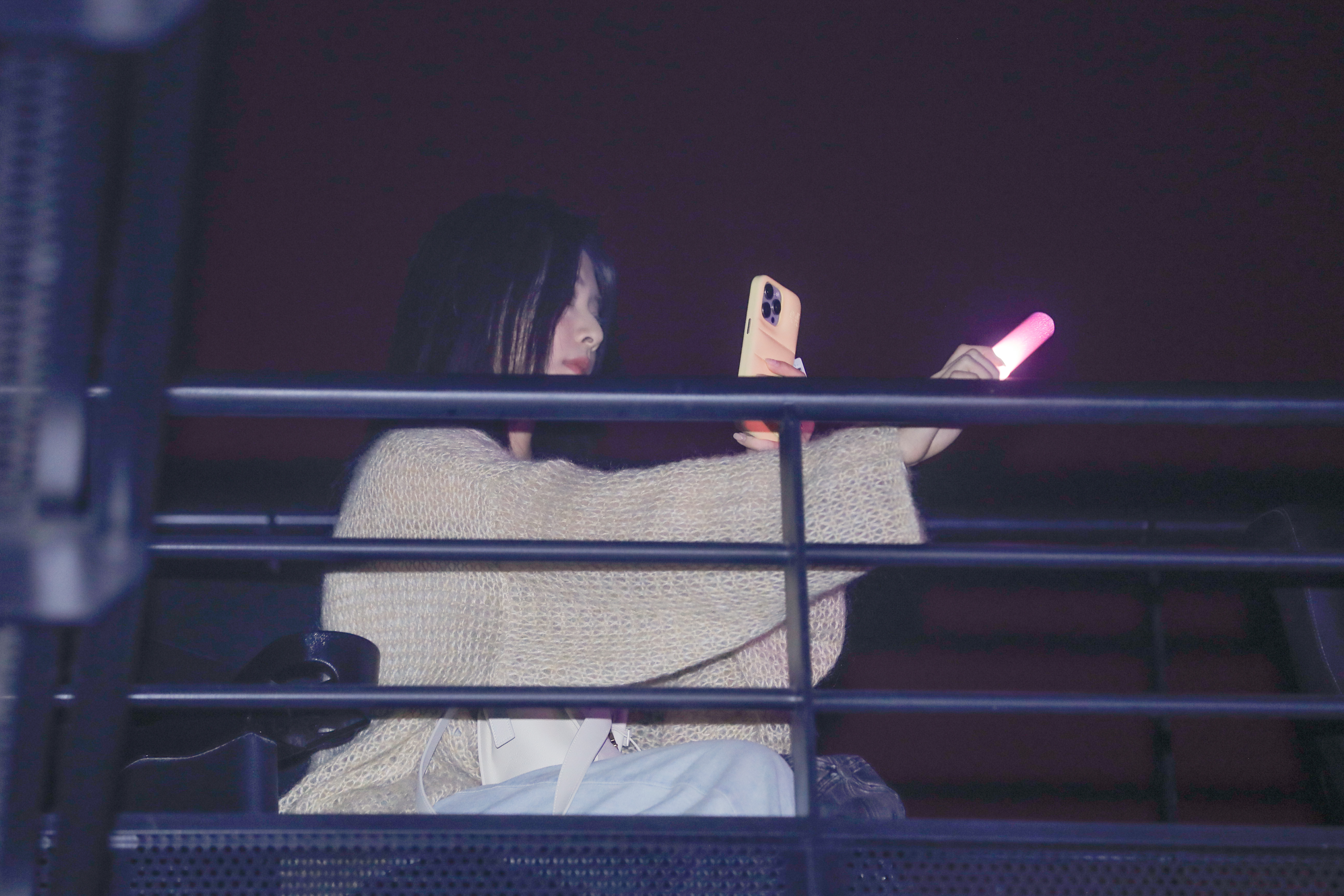 周子瑜現身ELKIE演唱會挺好友，還拿螢光棒為ELKIE應援。