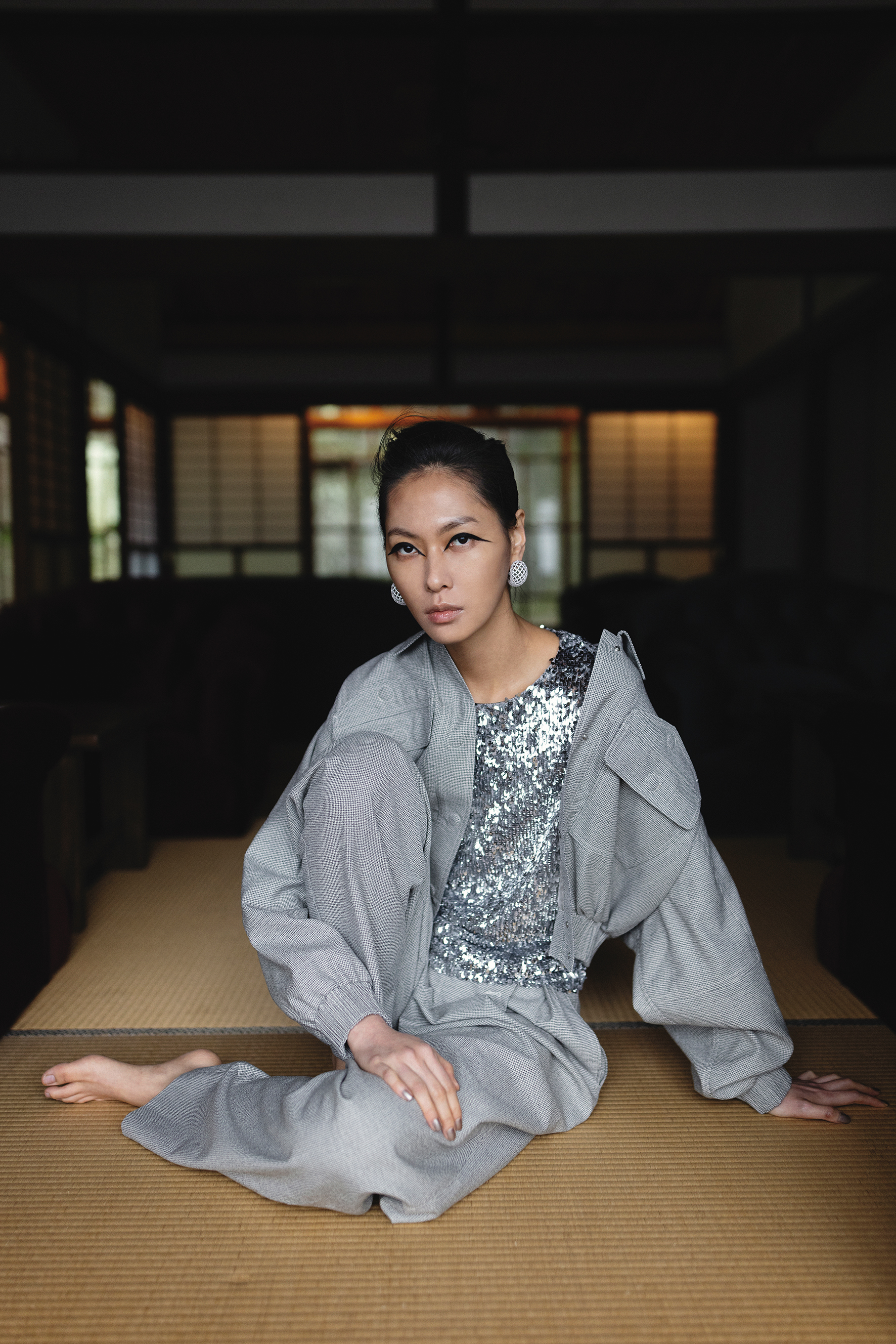 灰色微型格紋羊毛飛行員外套 NT$114,500 by Fendi／銀色亮片上衣 價格店洽 by Maje／灰色微型格紋羊毛長褲 NT$49,200 by Fendi／密鑲Maille Rivet耳環 NT$7,600 by APM Monaco