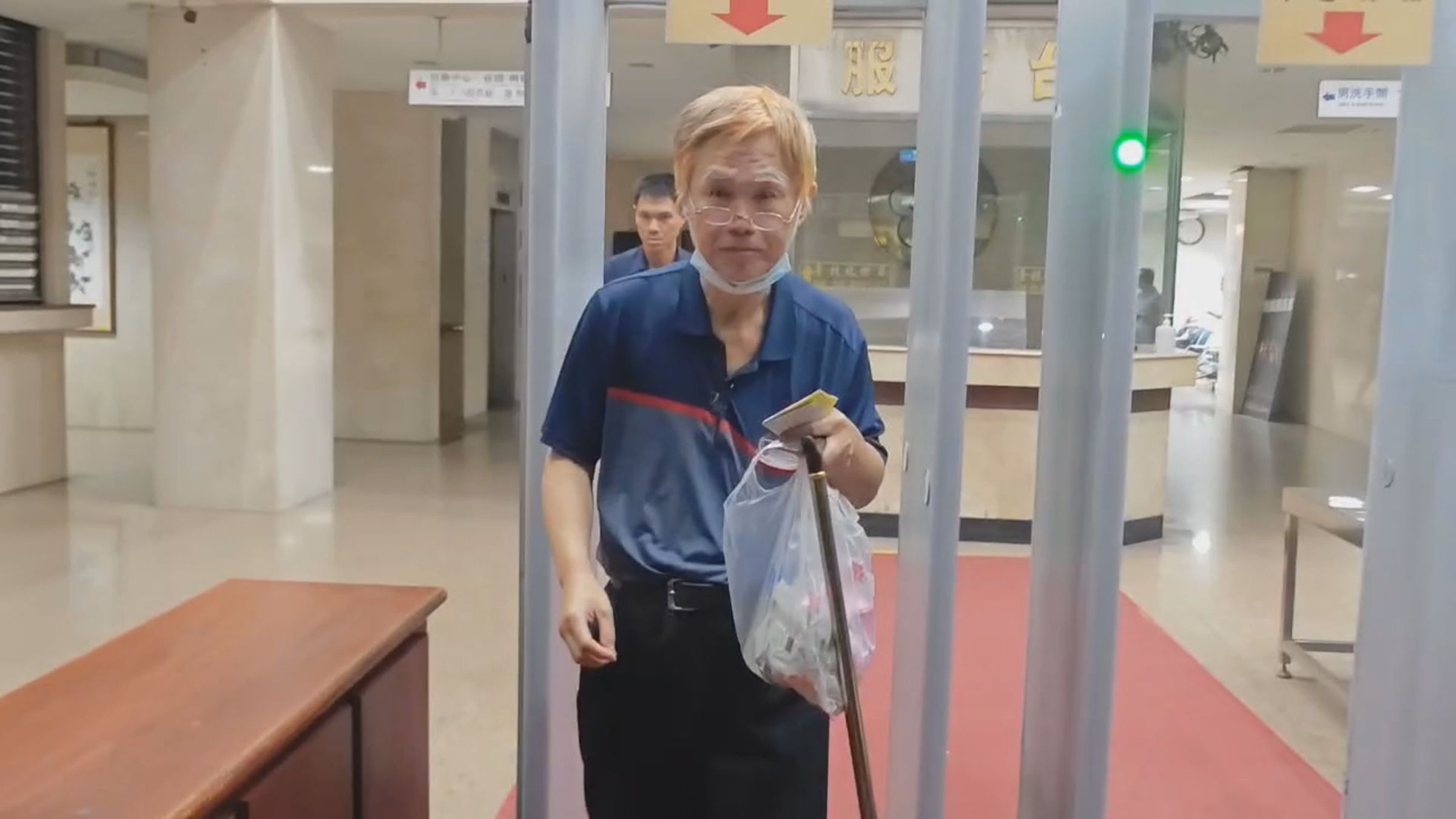 檢方2度降保後，丁斌煌凌晨終於辦保離開，手中拿著拐杖「小跑步」離開地檢署。（翻攝畫面）