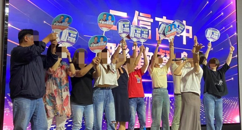 民團指出謝國樑動用個人資源宣傳反罷免，就連二信高中的餐會也出現反罷免的宣傳扇子。（翻攝自臉書山海公民拆樑行動 - 罷免謝國樑）