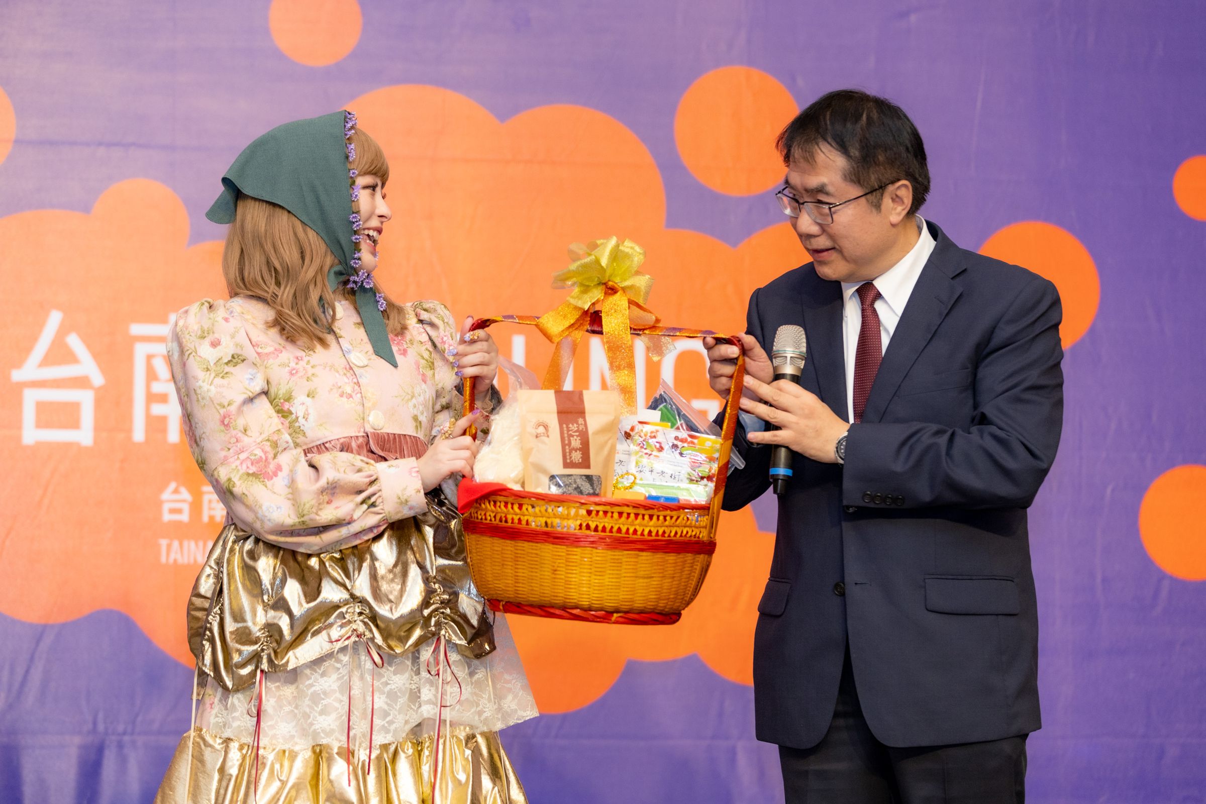 台南市長黃偉哲送上「謝籃」祝賀卡莉怪妞新婚愉快。（台南好YOUNG提供）