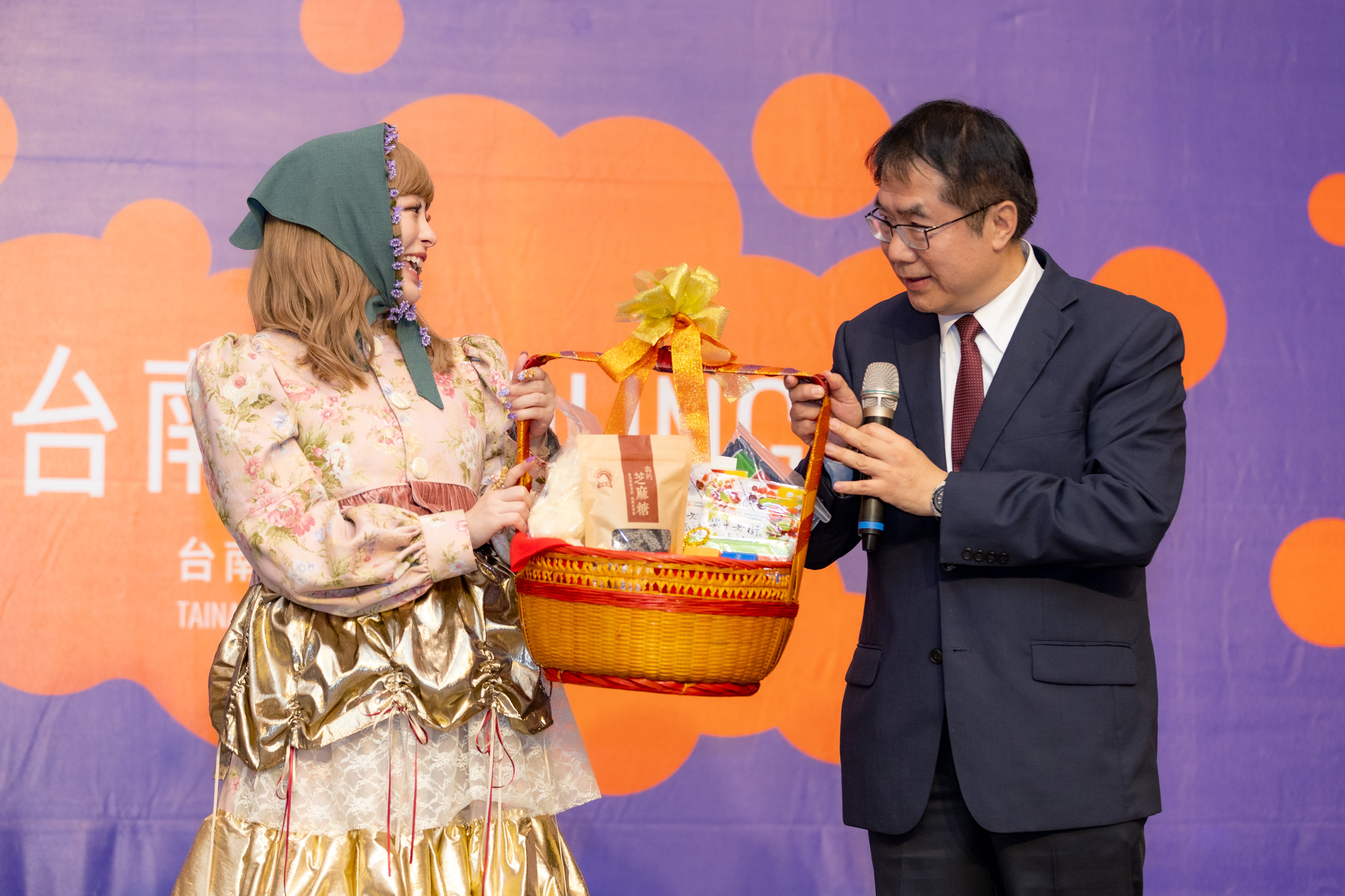 台南市長黃偉哲送上「謝籃」祝賀卡莉怪妞新婚愉快。（台南好YOUNG提供）