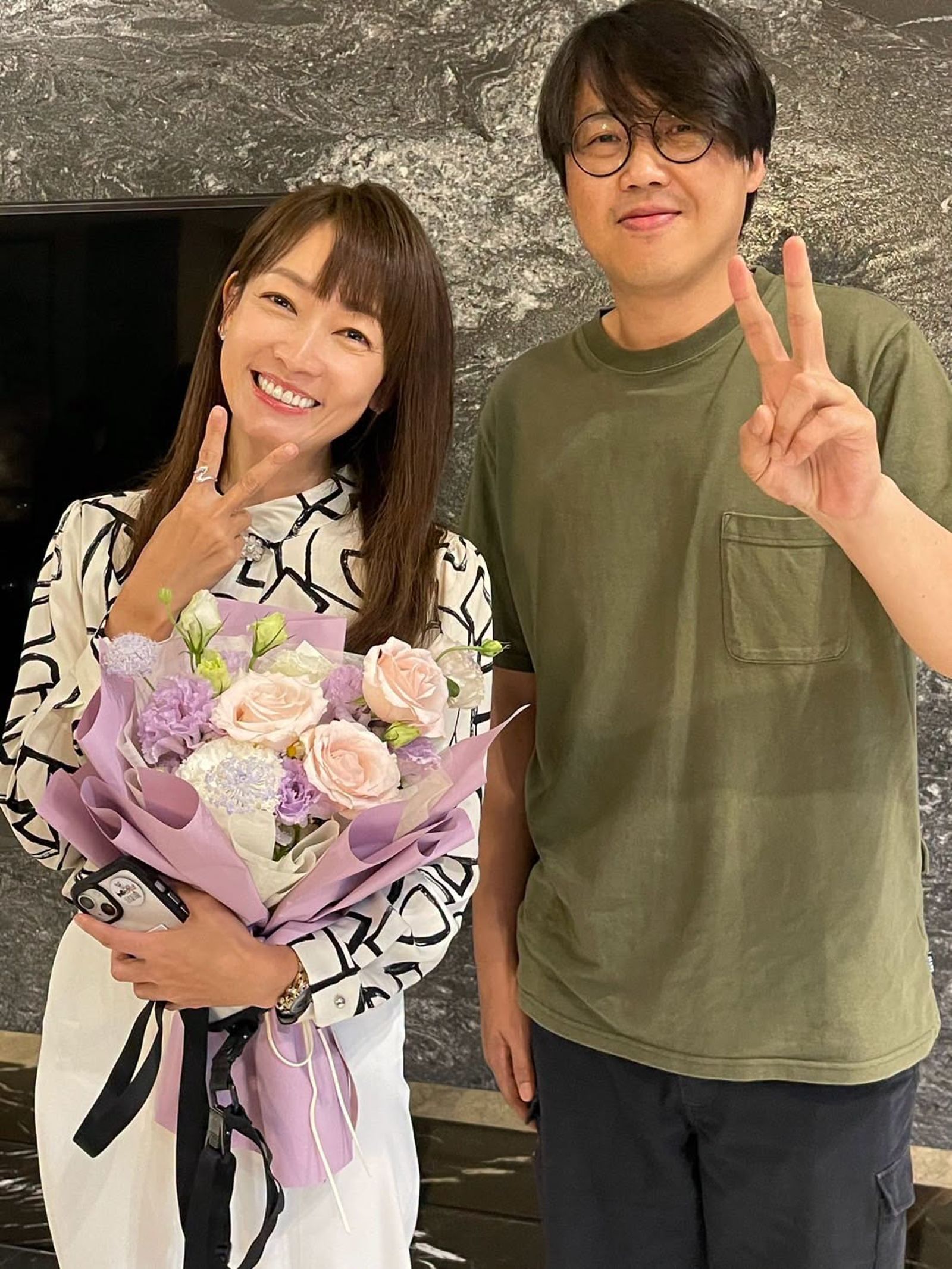 潘慧如拍HBO影集《來！金來號！》殺青時和導演開心合影。臉書