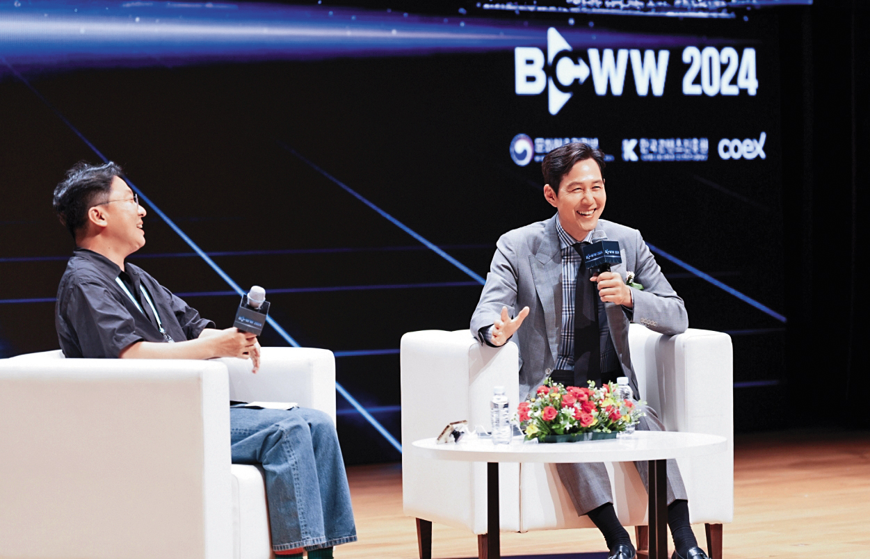 李政宰（右）以特別講師身分出席首爾國際電視展座談活動，分享入行以來的心路歷程。（韓國文化產業振興院提供）
