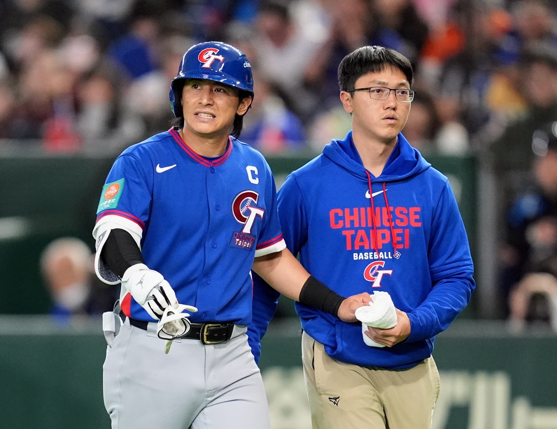 台灣隊長陳傑憲今天遭到澳洲投手觸身球擊中左手手指，表情看起來相當痛苦。