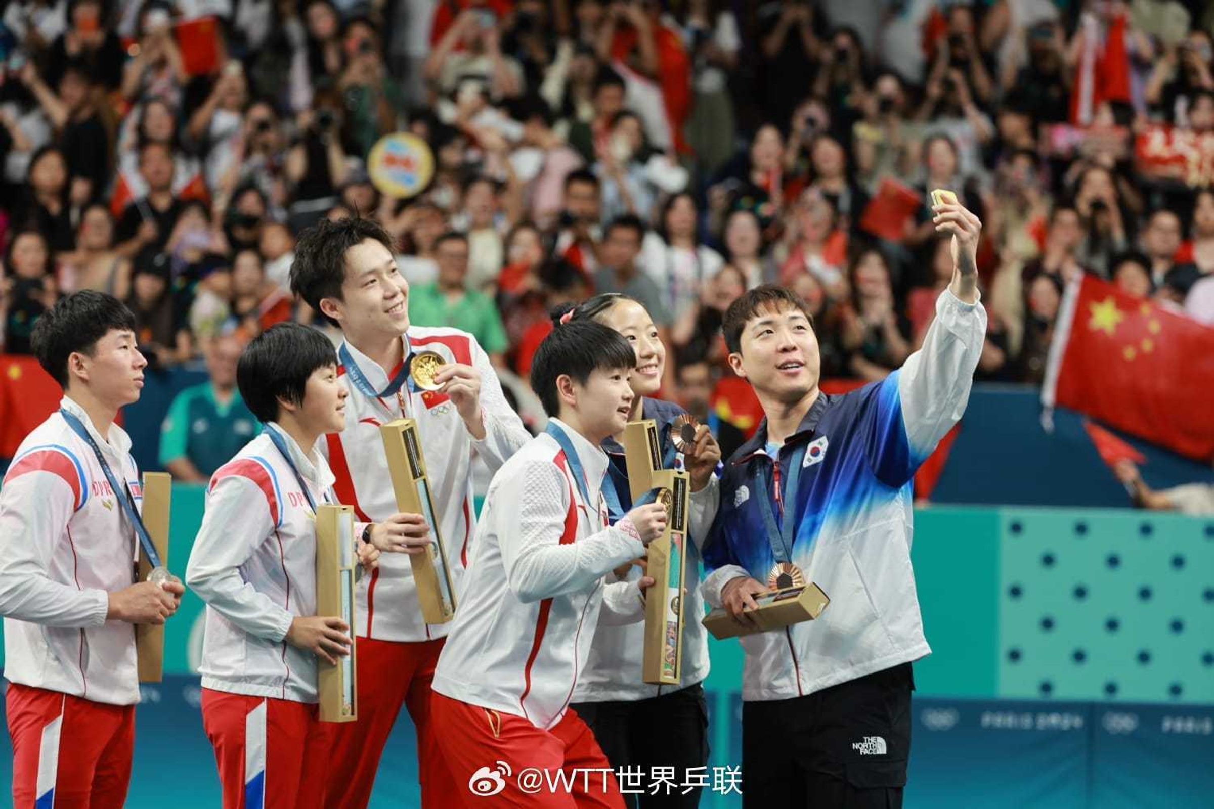 林鍾勳拿起三星手機，與5名選手一自拍，畫面在網路瘋傳。（翻攝WTT世界乒聯微博）