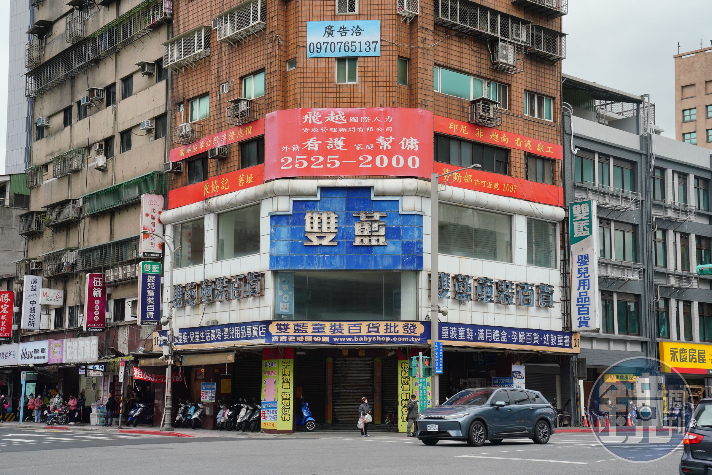 經營逾50年的童裝老店雙藍,原有3層樓上百坪店面,可說是康定路地標。去年4月熄燈,店面、招牌還在,至今還未出租。