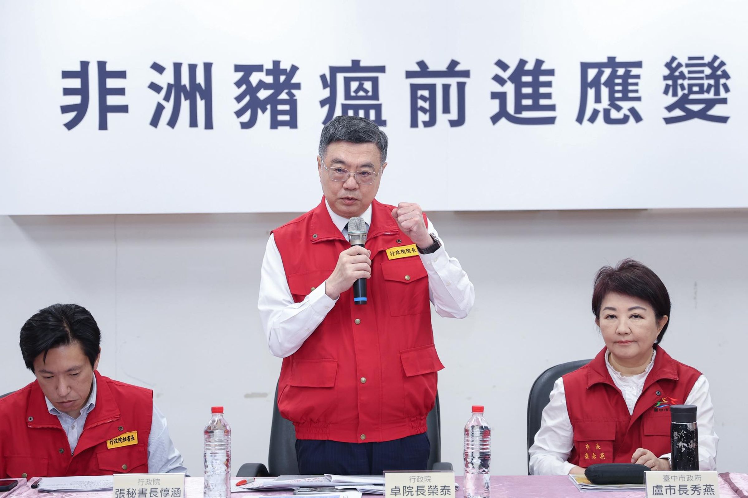 行政院長卓榮泰上午在非洲豬瘟中央前進應變所記者會中宣布，禁令將再延長10天。（翻攝卓榮泰臉書）