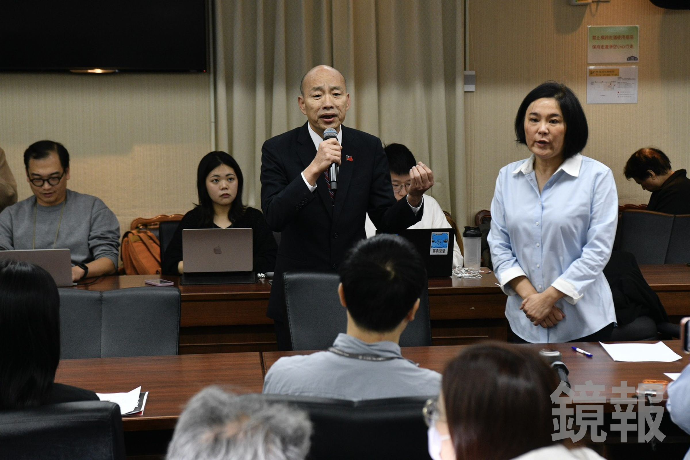 國會助理工會今日與藍委陳玉珍開會協商「助理費除罪化」修法提案，韓國瑜也到場致意。（鏡報李智為）