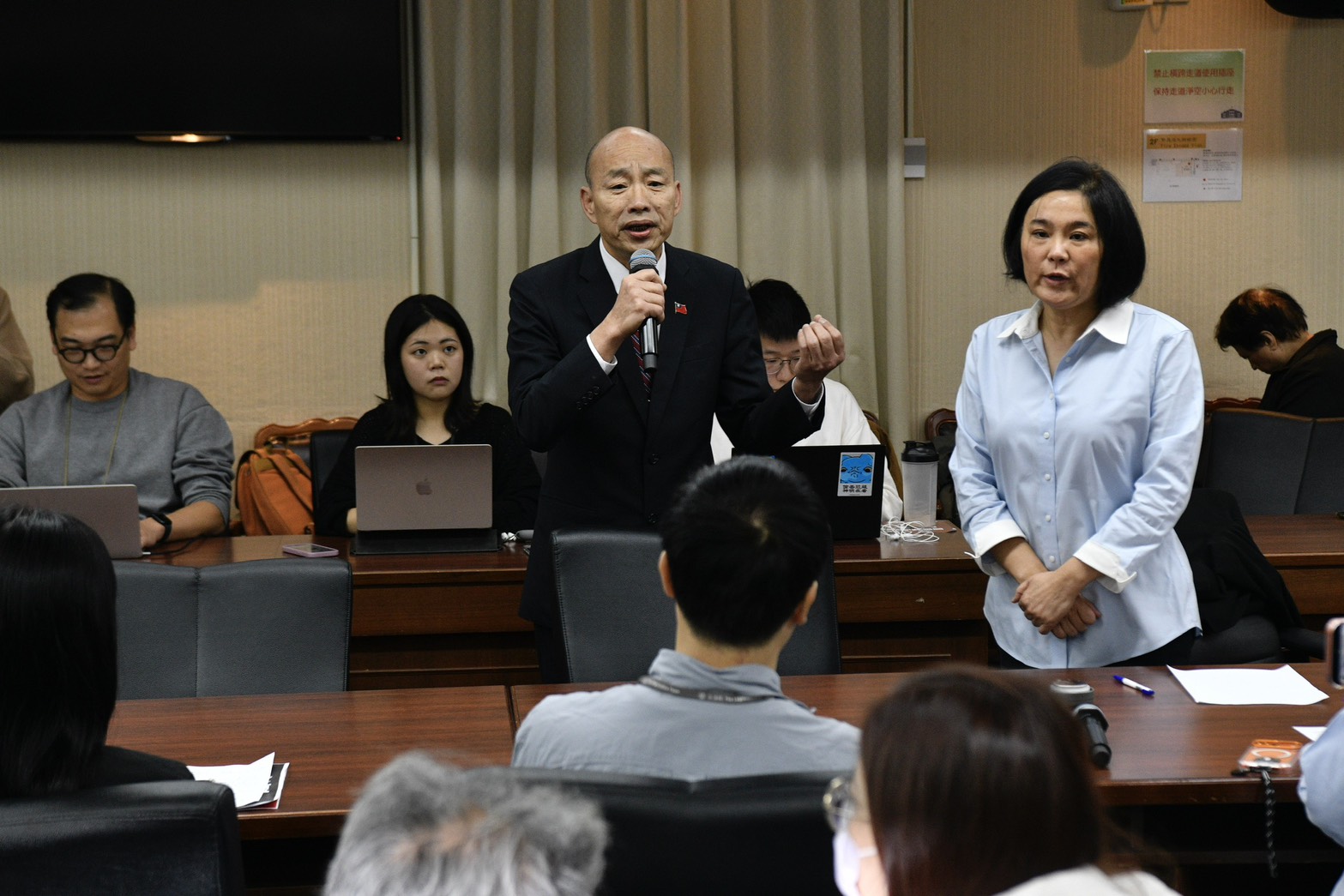 國會助理工會今日與藍委陳玉珍開會協商「助理費除罪化」修法提案，韓國瑜也到場致意。（鏡報李智為）