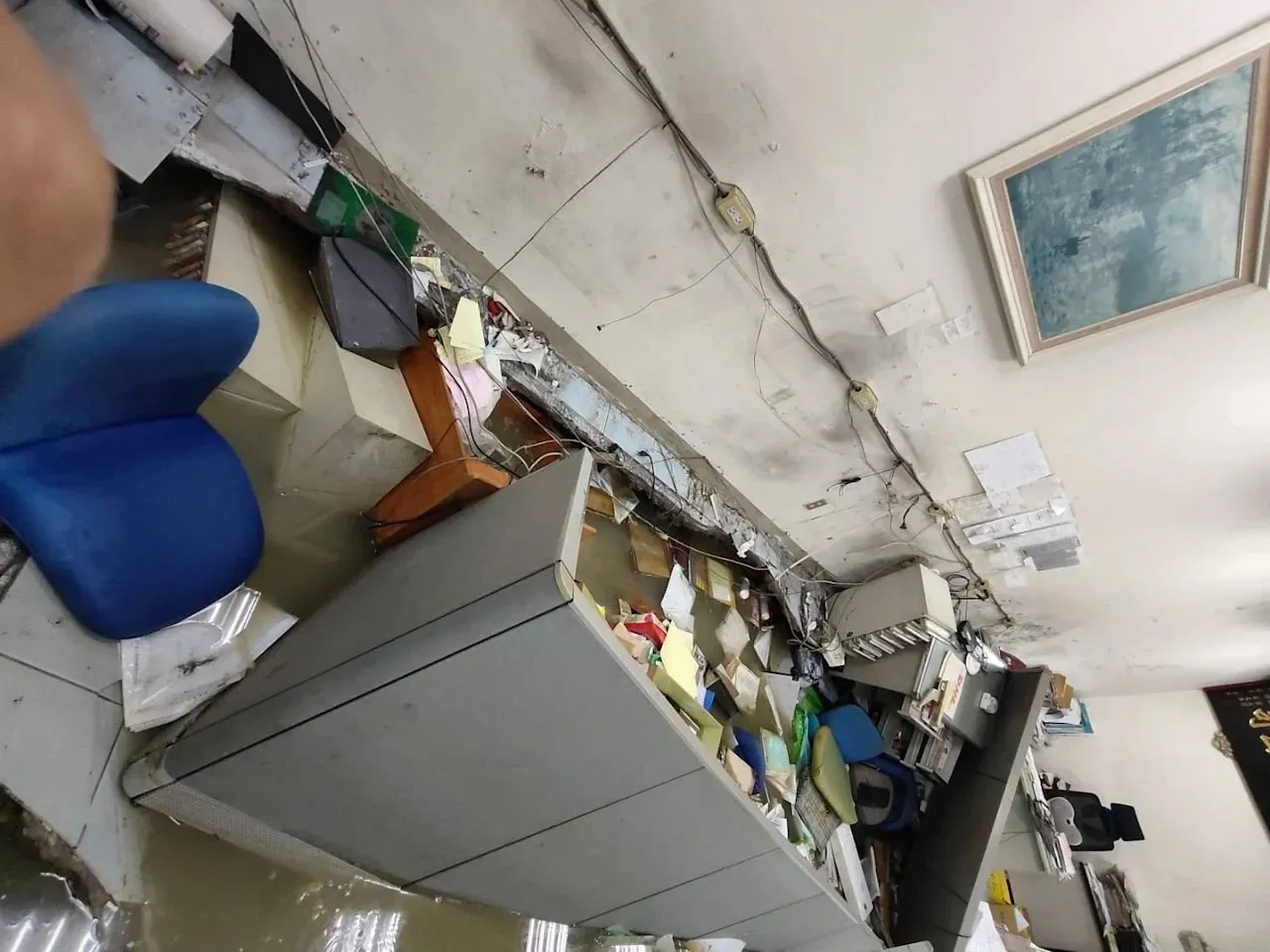台北市中山區民權東路二段92巷一處2層樓民宅10日發生地層下陷，不斷有積水冒出。（翻攝畫面）
