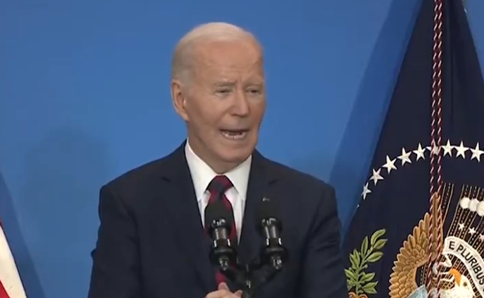 拜登出席紀念日活動，對於狂爆猛料稱拜登智力衰退的新書《原罪》相當氣憤，出言狠酸。（翻攝自X @Joe Biden）