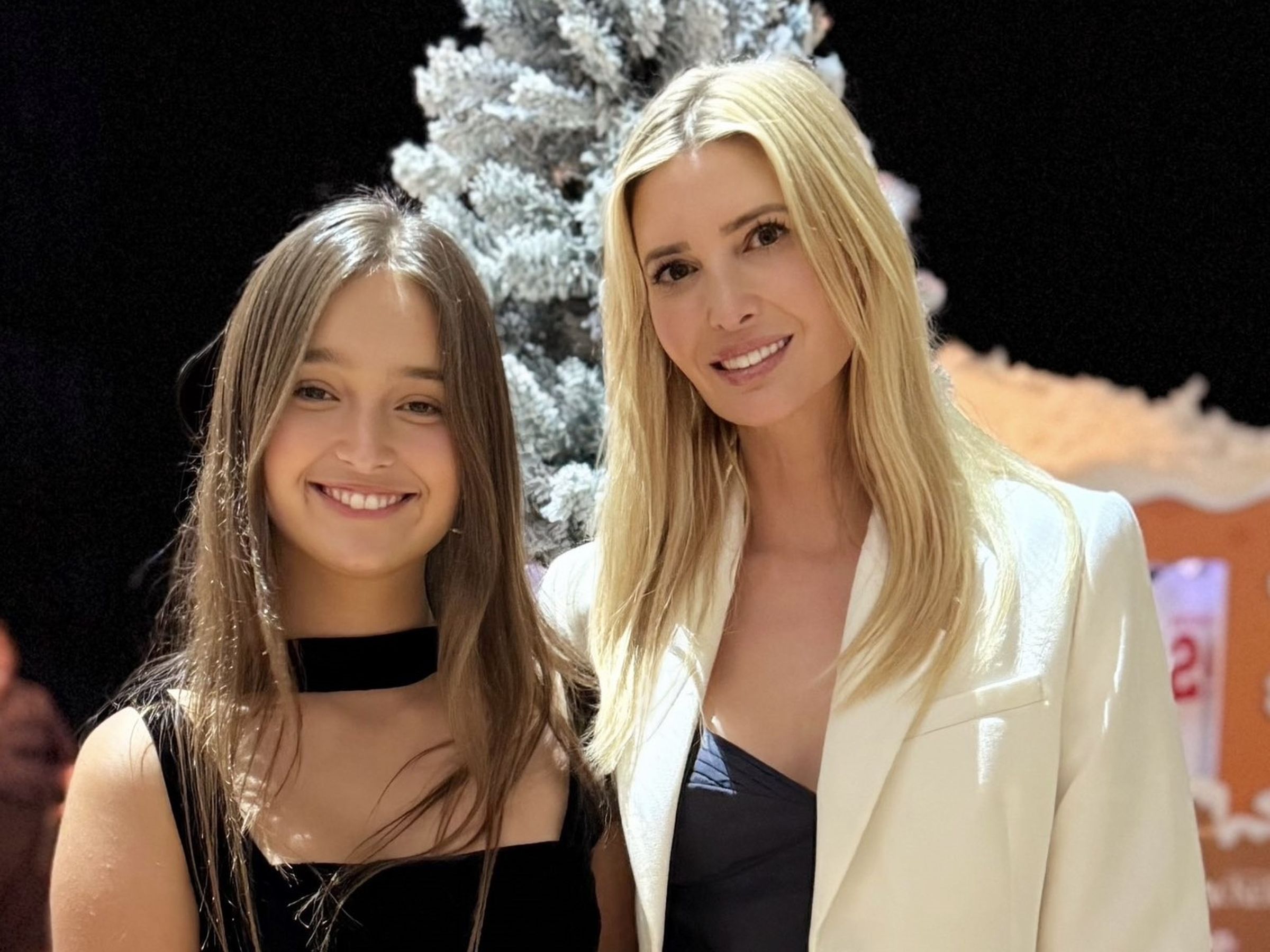 伊凡卡(右)和女兒阿拉貝拉(左)一起去看芭蕾舞劇。(翻攝X@IvankaTrump)