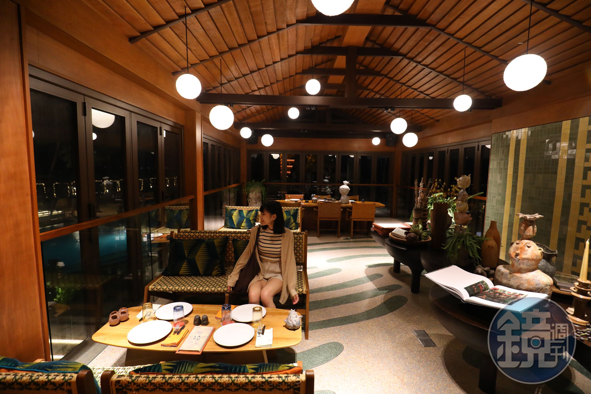 池畔旁有一棟cocktail bar「Koko」提供各種雞尾酒特調。