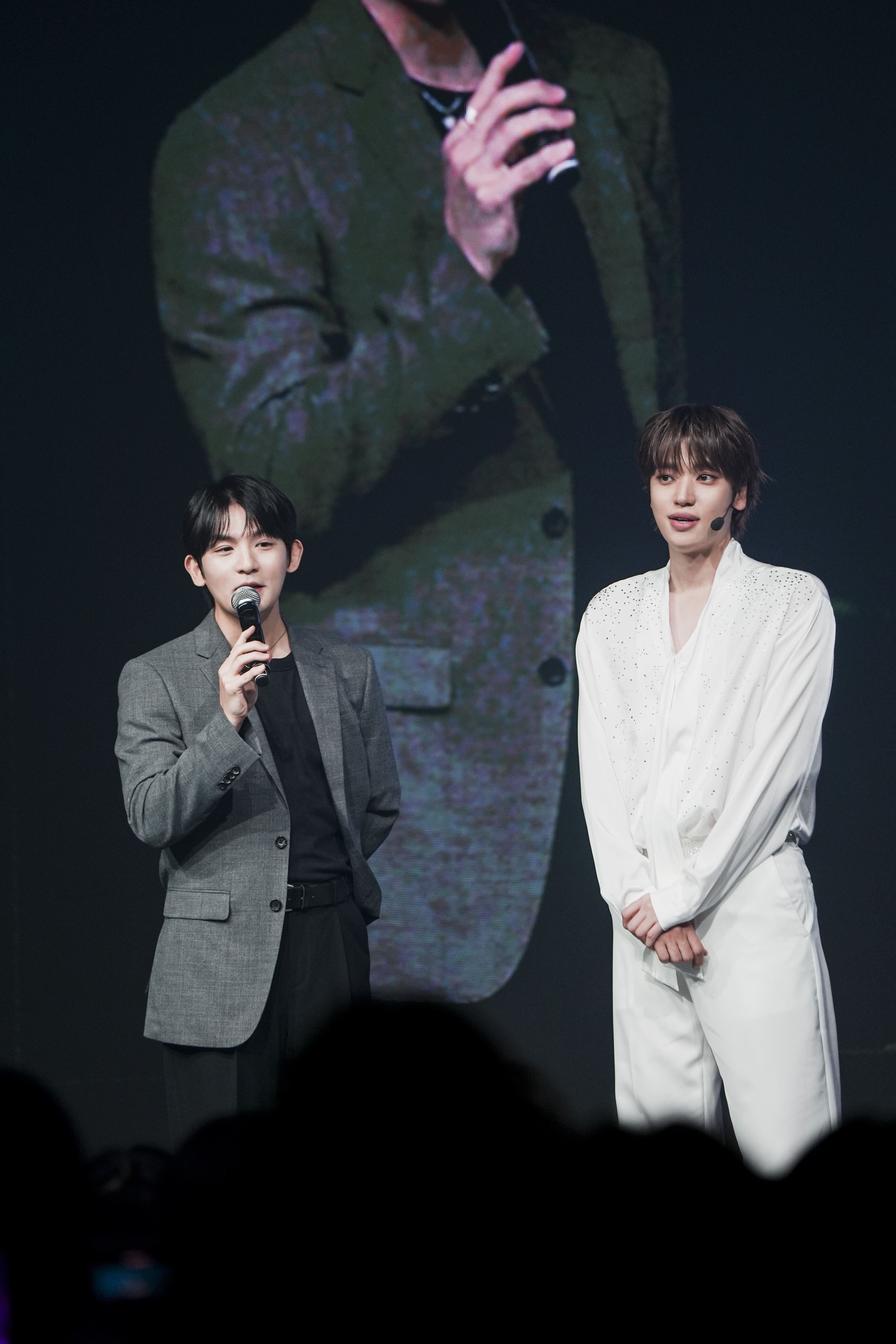 同為TEEN TOP隊友Ricky（左）情義相挺擔任Niel演唱會串場主持人，也帶來中文歌〈那些年〉。（Fu Entertainment提供）