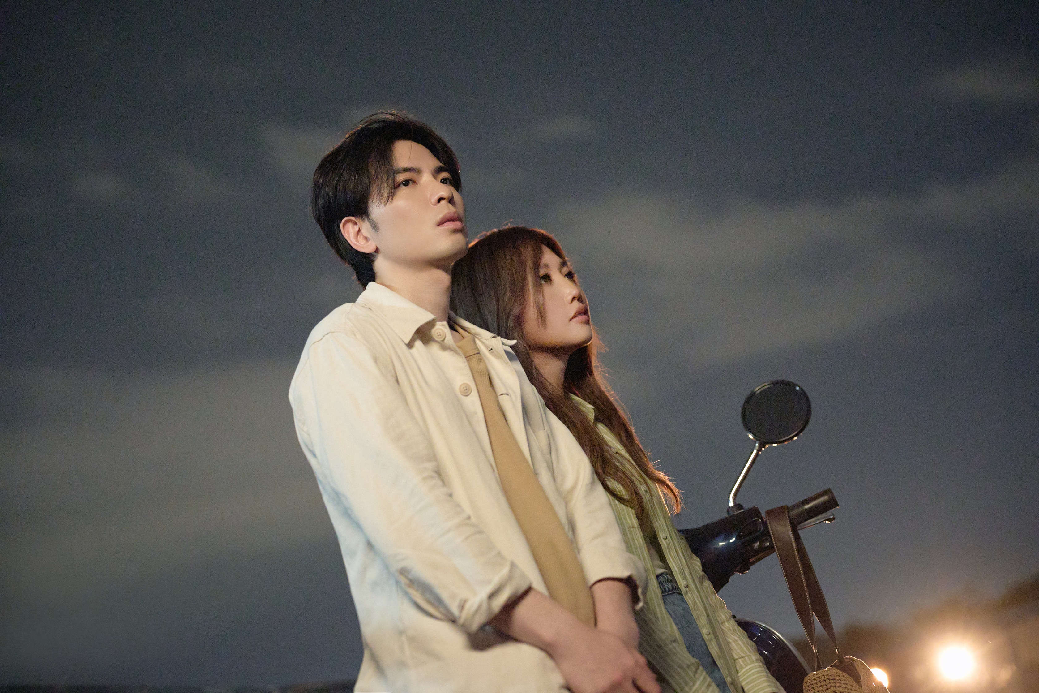 蕭敬騰 X 金曲歌后A-Lin首度夢幻聯手,推出金獎級男女對唱作品〈愛上你不是我決定〉。(索尼音樂提供)