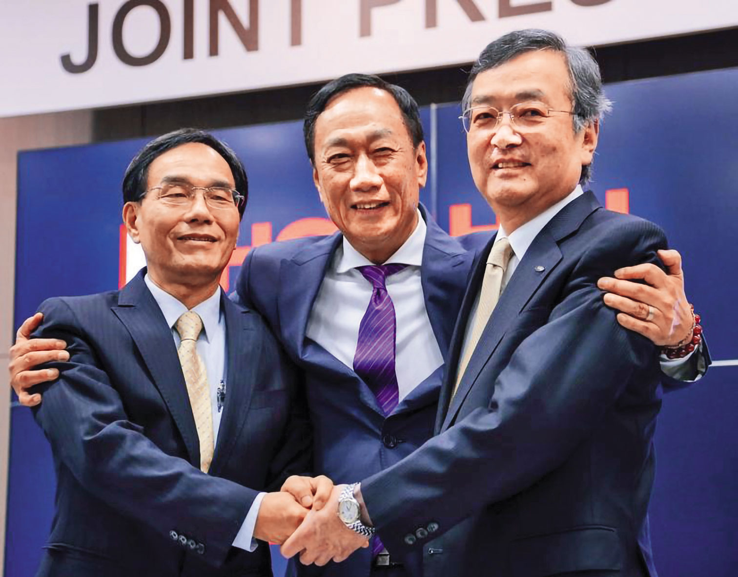 鴻海集團創辦人郭台銘（中）與攜手40年的事業夥伴戴正吳（左），還是走上了對簿公堂的那一步。（本刊資料照）