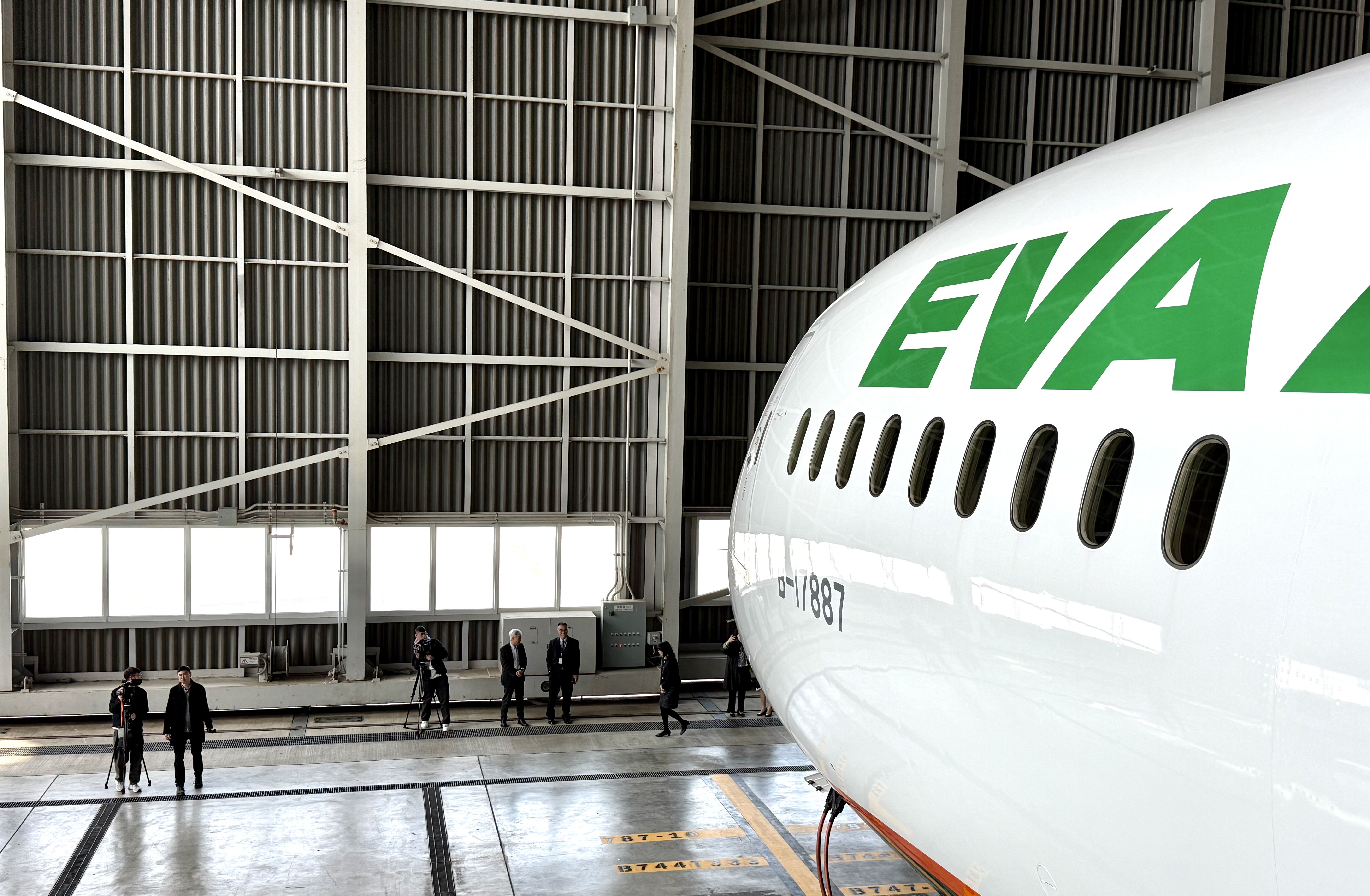 長榮航空空姐執勤後猝逝,引起社會討論。