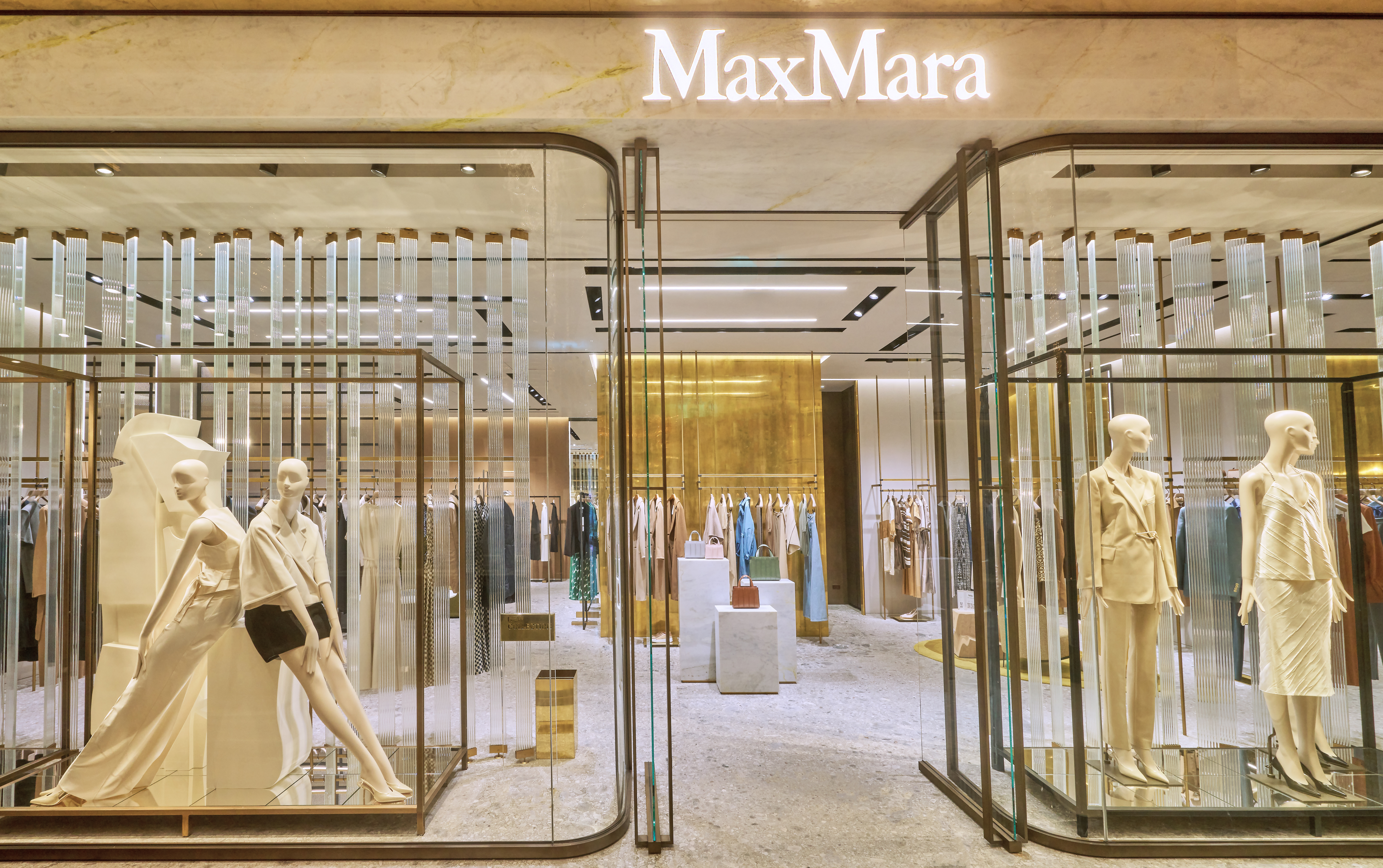 Max Mara微風信義專門店佔地約33坪，以兩面碩大的落地窗營造清晰穿透的寬廣視覺。（麥絲瑪拉提供）