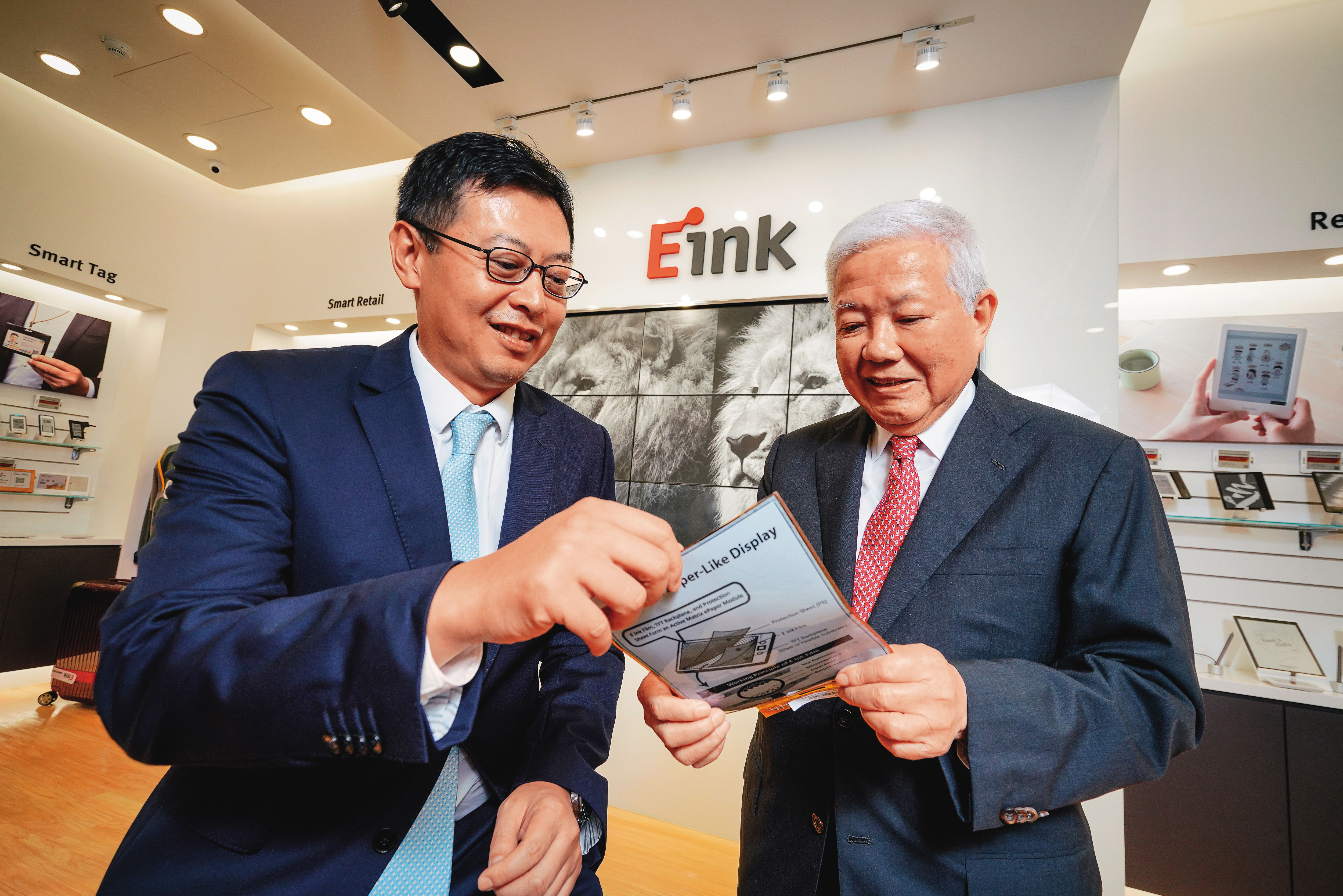 元太推出可折、可捲的軟性電子紙，何壽川（右）與李政昊（左）討論未來應用商機。