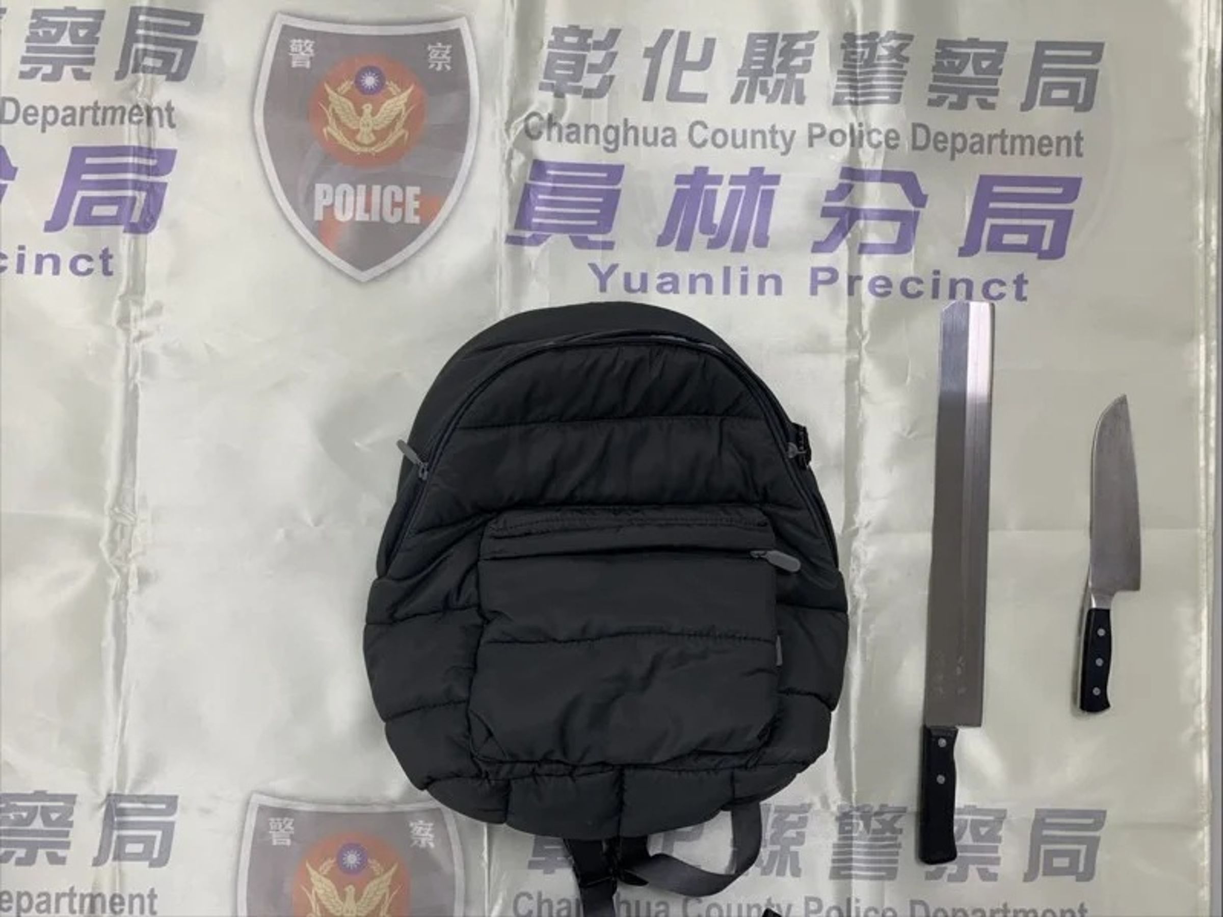 警方制伏簡姓男子，起獲菜刀、西瓜刀各一把。（翻攝畫面）