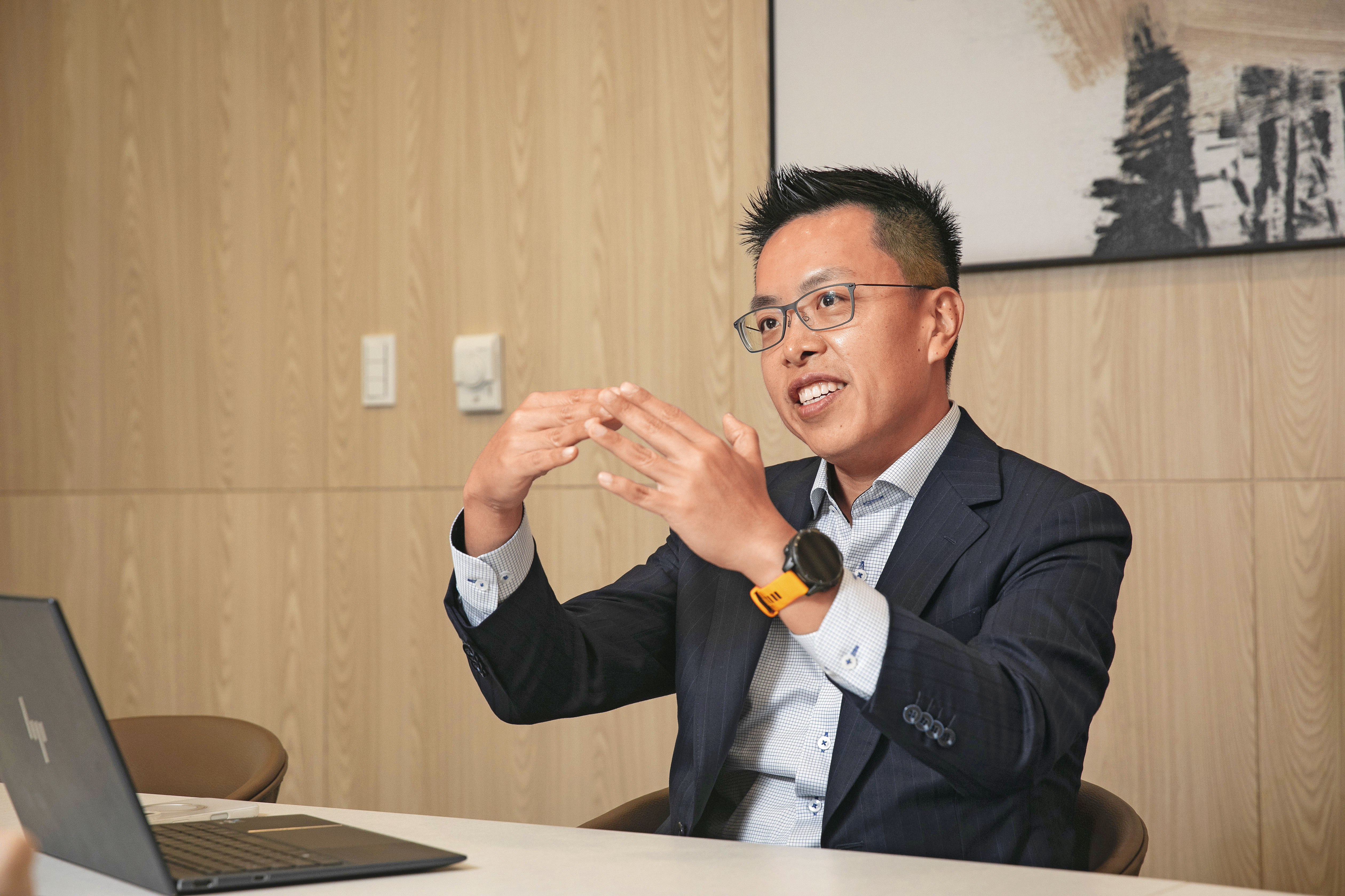 面對K型化社會，財富集中金字塔頂端，蔡聖威改採精英策略，把保險經紀人從「賣保單的業務員」，培養成財務顧問。