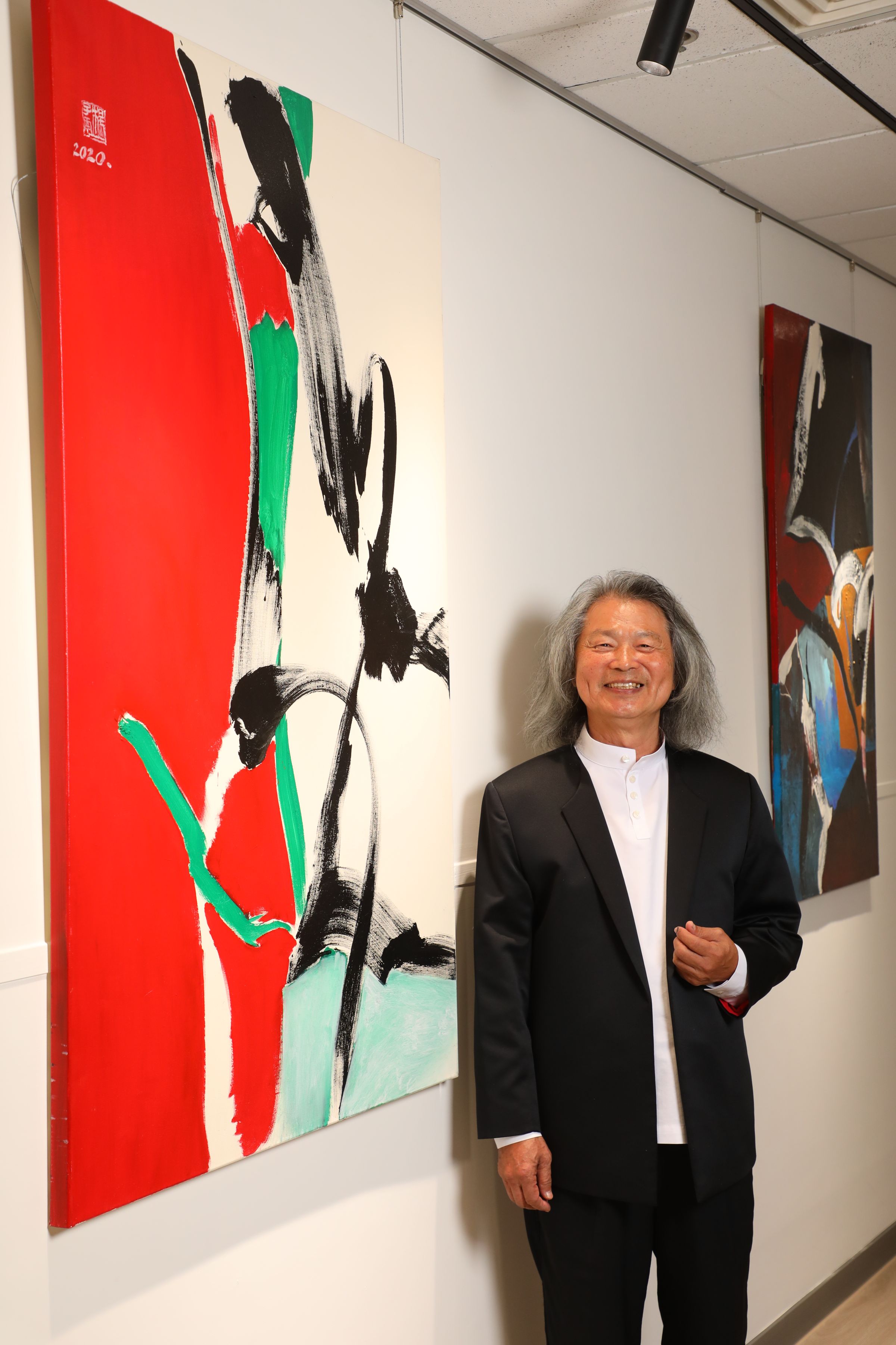 清威酒藏首次釋出的Mars選桶裝瓶，酒標選用以現代書藝活躍歐洲多年的台灣藝術家楊子雲的作品「春神」，取篆隸楷行草精髓，捨棄文字桎梏，以寫意畫表現書法的勢與韻。