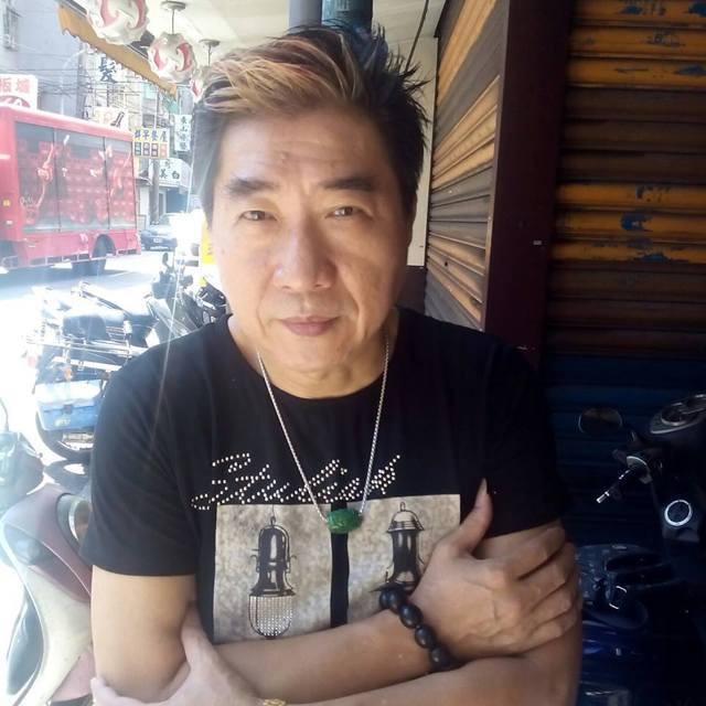 2018年,康龍家中發生火災,太太不幸喪生。(翻攝自康龍臉書)