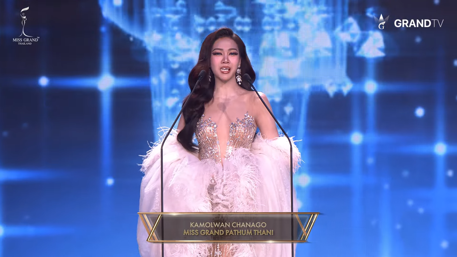 有片/好尷尬!選美佳麗走秀「開口整排牙齒噴出」 她竟靠這招神級救援