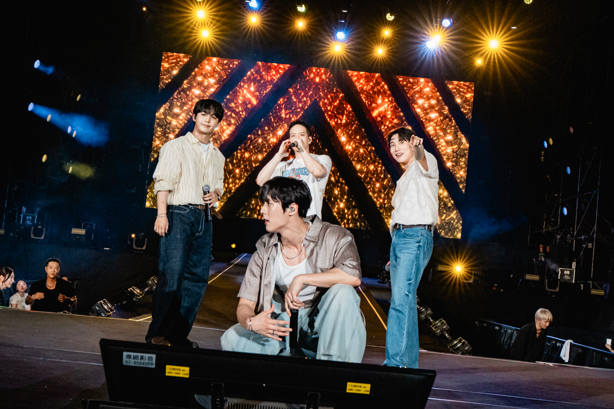 BTOB一開場以〈I’ll Be Your Man〉火力全開，唱跳氣勢直接點燃高雄夜晚。（讀者提供）