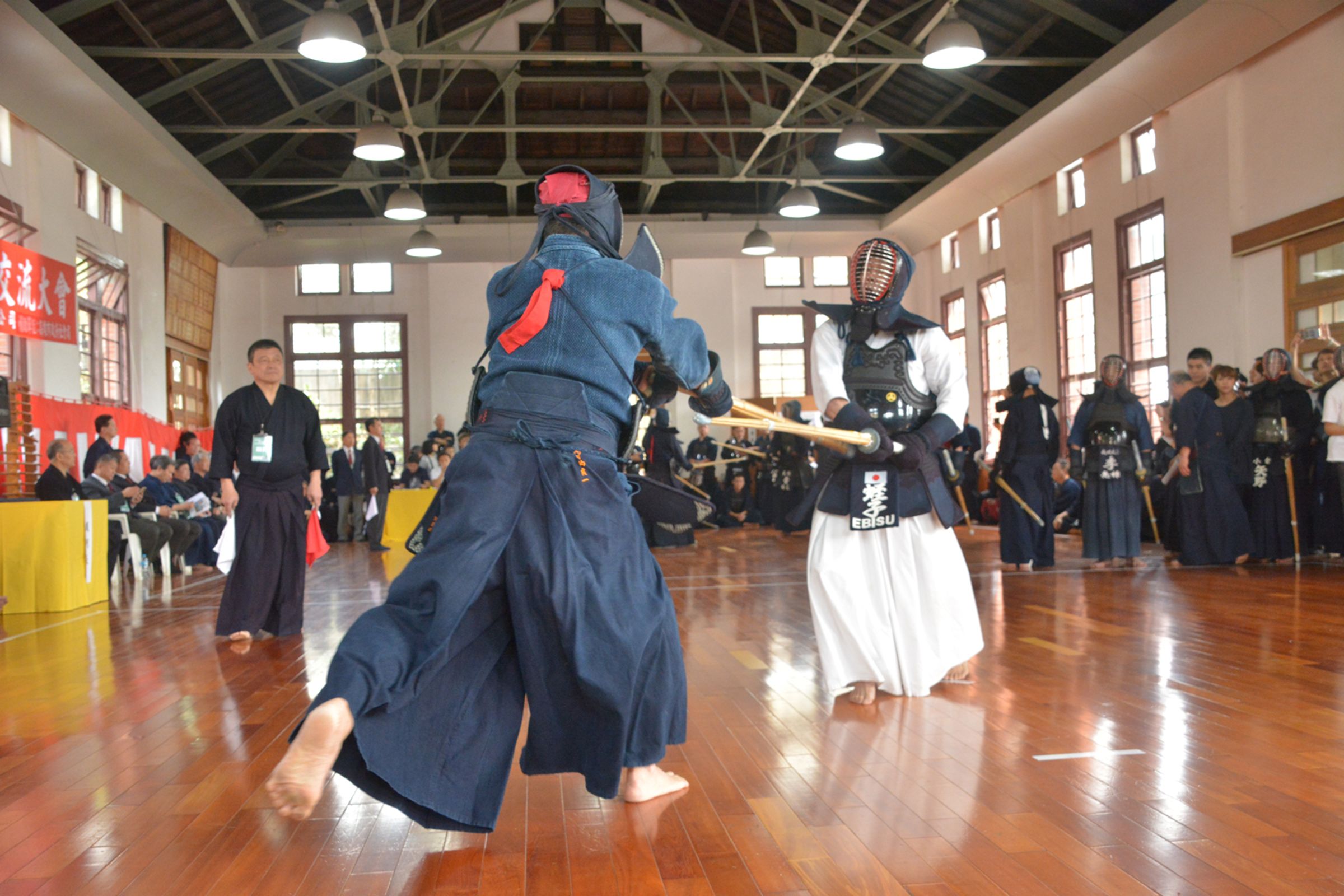 日本兵法二天一流劍術的始祖宮本武藏第十一代宗家陳信寰老師駐館高雄武德殿傳授武道,是全台第一座以原始功能再利用的古蹟。(高雄市文化局提供)