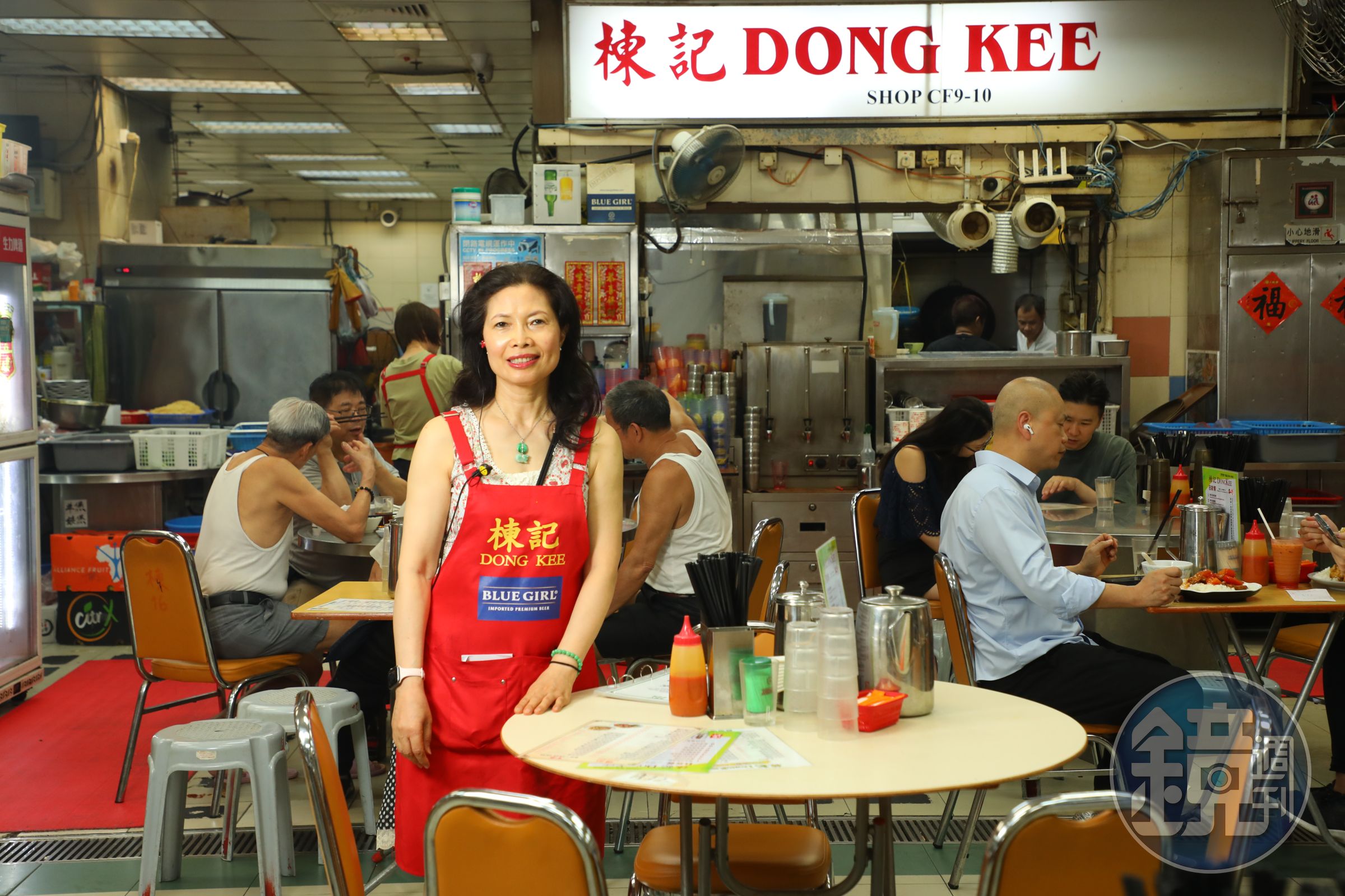 位於上環市政大廈熟食中心的「棟記飯店」已開業超過70年，老闆娘胡飛娘一肩扛起老字號招牌，大家都尊她一聲飛姐。