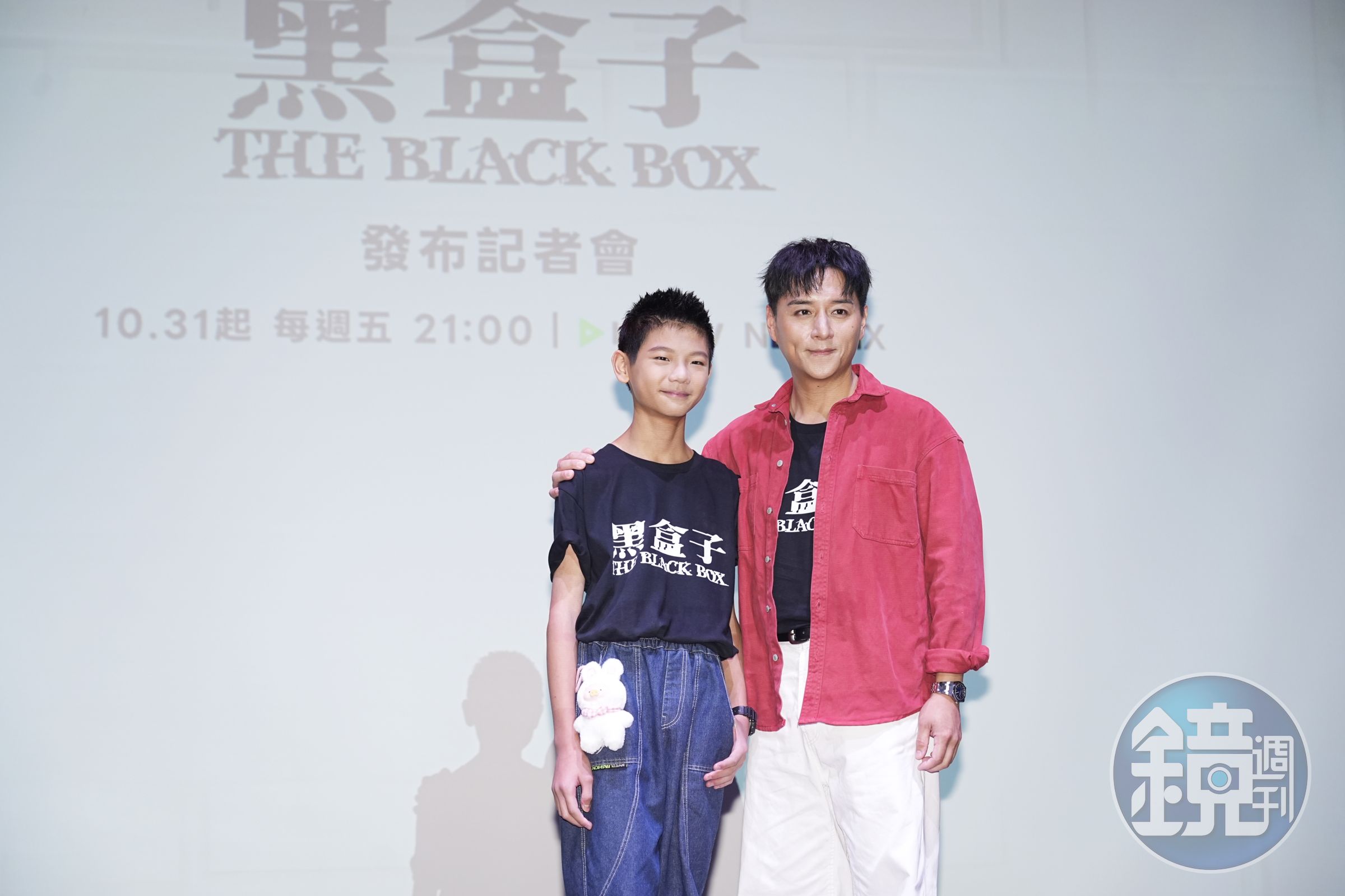 鄭人碩、洪君昊(左)在《黑盒子》飾演一對父子。