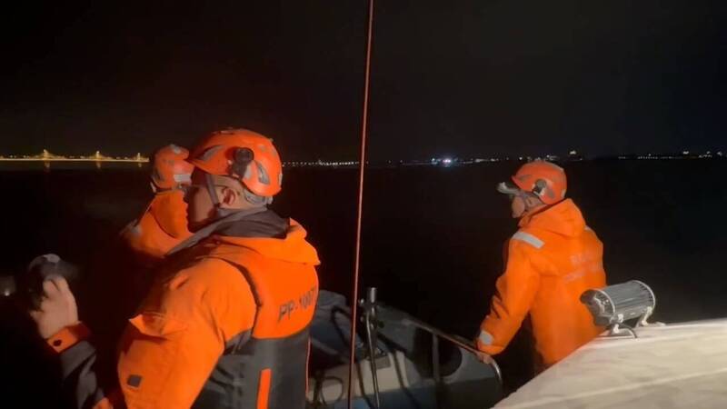 蔡男自金門大橋落海後，海巡人員出動搜救。（翻攝畫面）