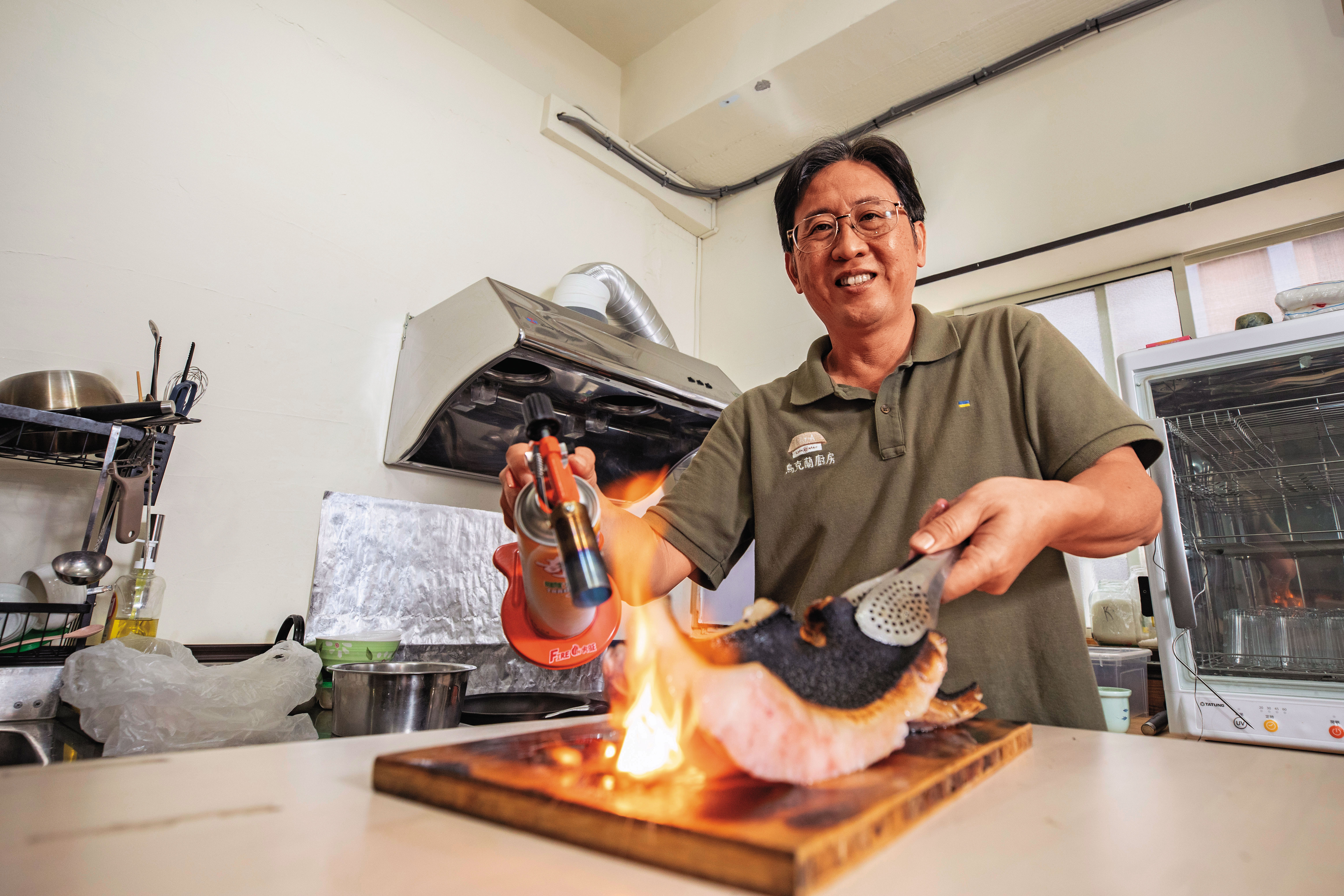 愛做菜的林岳，從「活食譜」太太的身上學到一手烏克蘭菜手藝，成為他開餐廳的底氣。火光四射的烤豬油，是製作傳統美食薩洛、醃豬油片的重要工序。