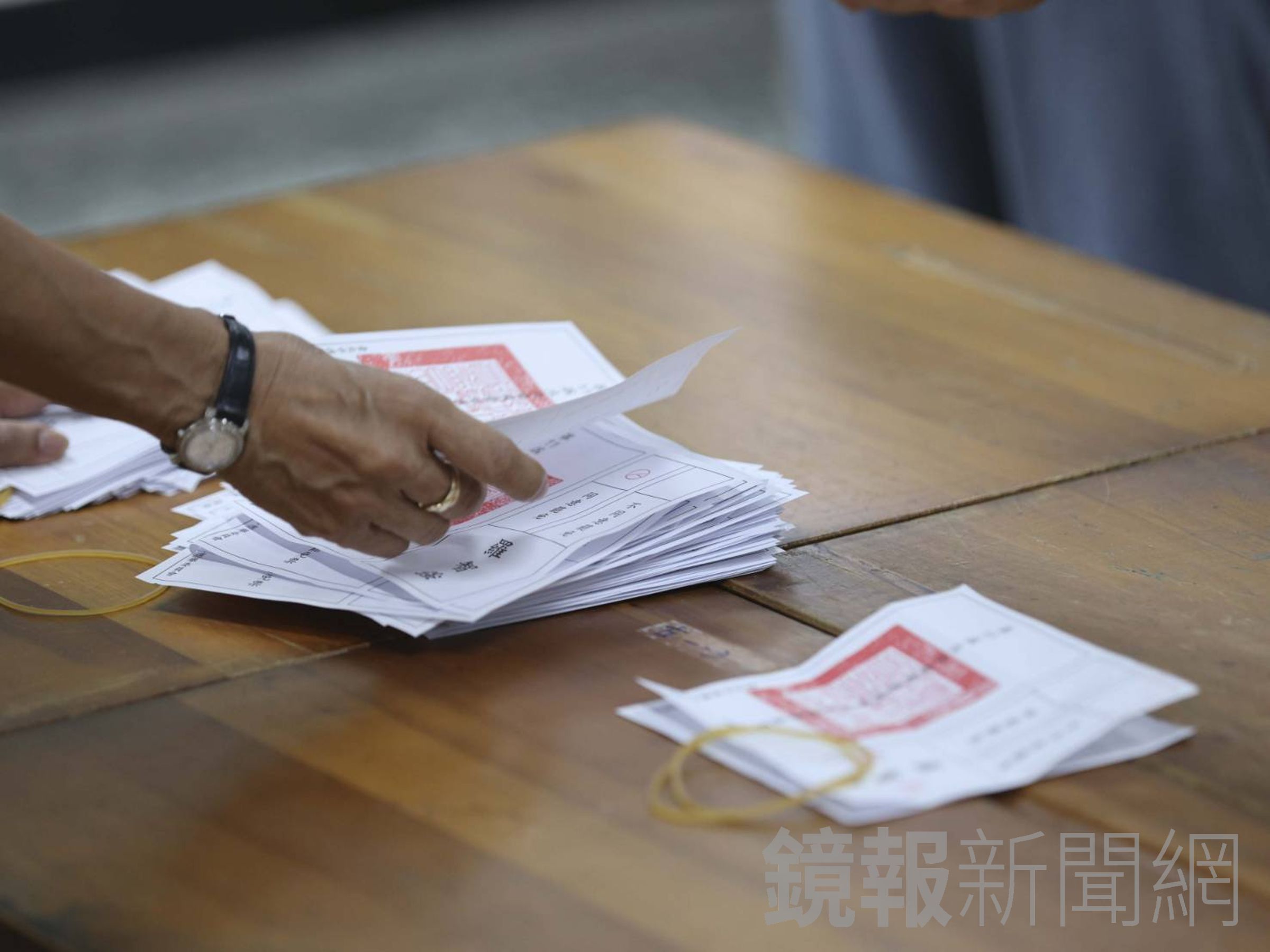 日本學者小笠原欣幸分析726罷免數據對比去年總統大選的變化。(鏡報劉耀勻攝)
