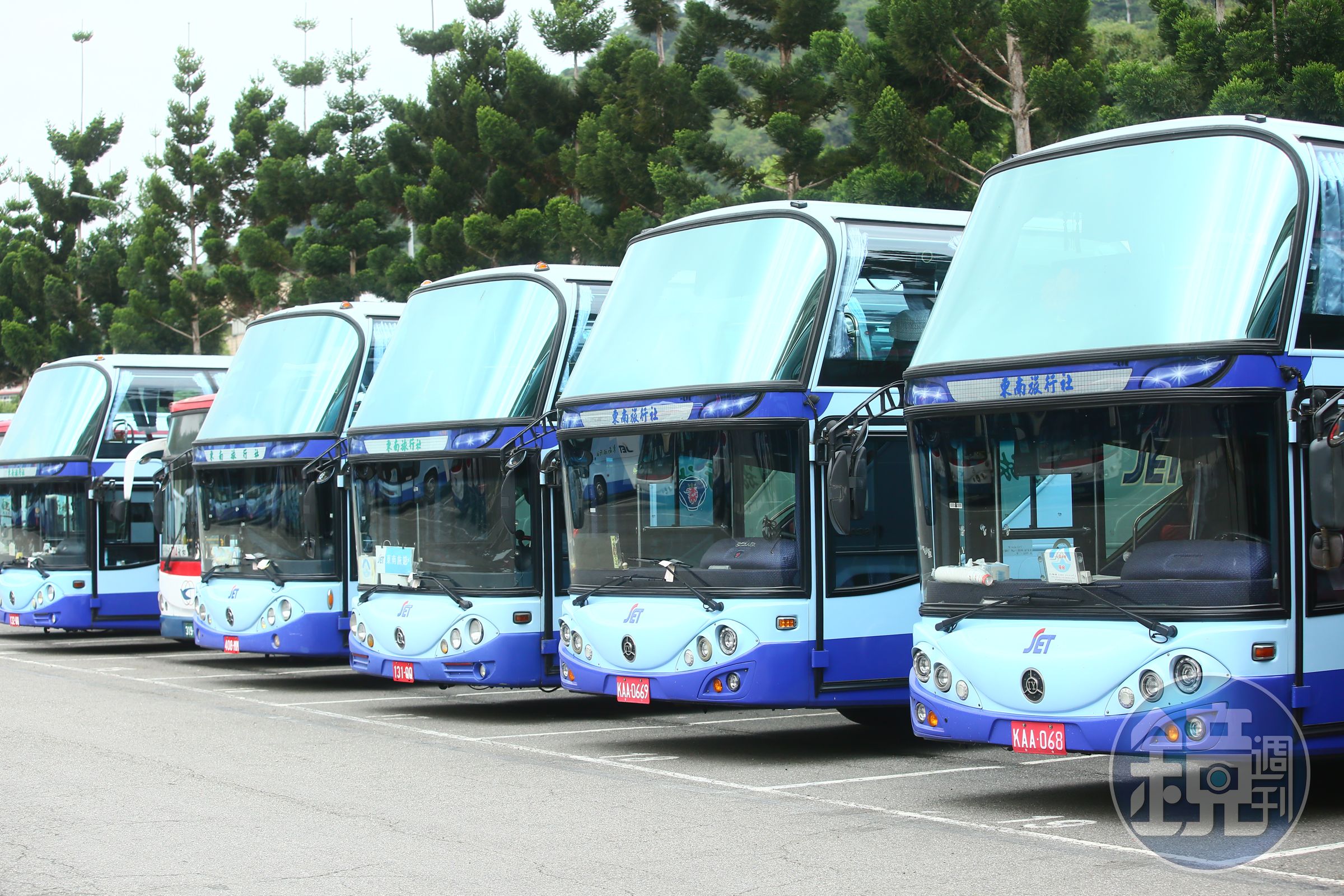 交通部計劃從明年6月起，要求全台約1萬4千輛遊覽車強制裝設具「駕駛識別功能」的GPS定位系統。（本刊資料照）
