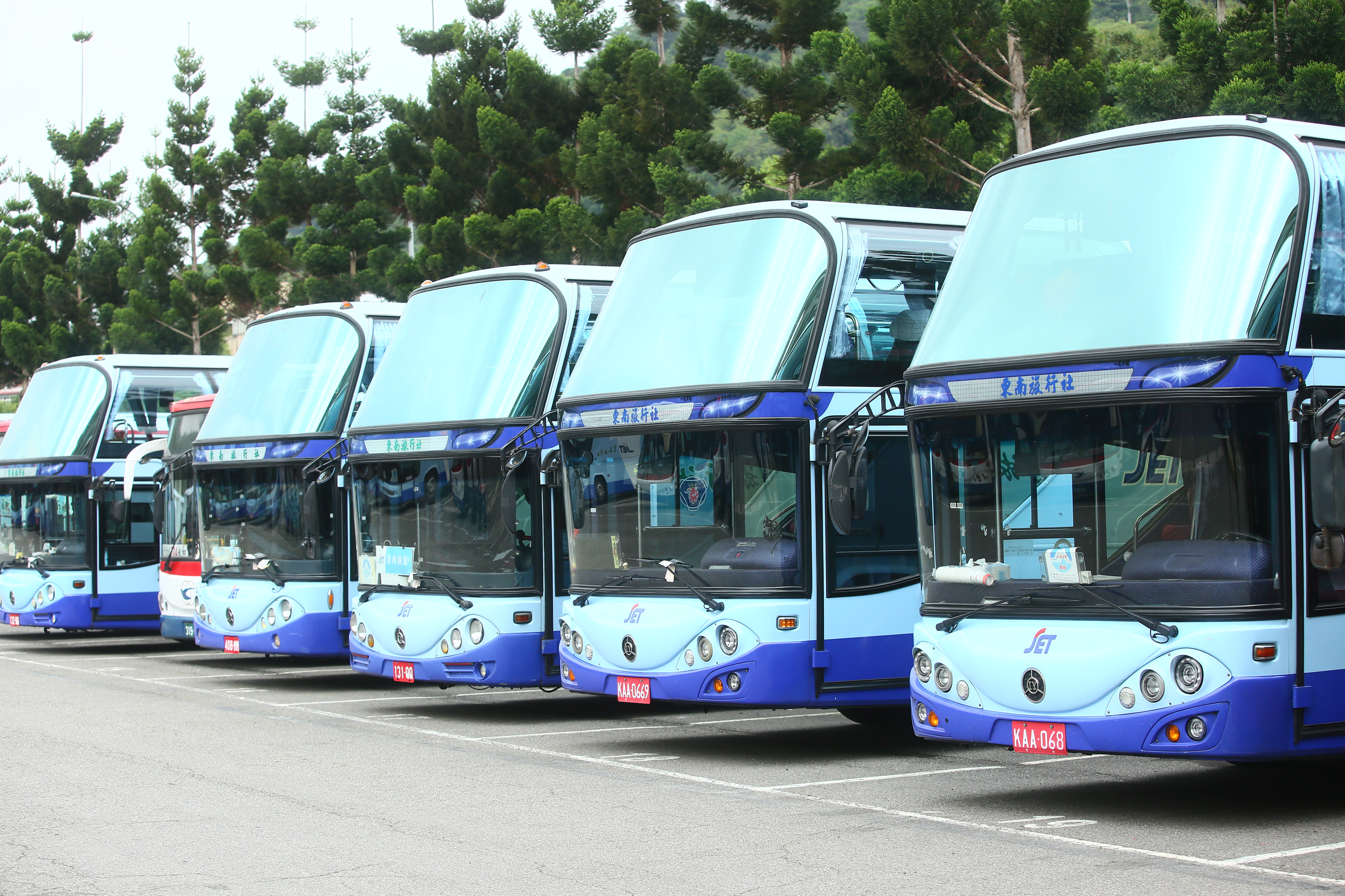 交通部計劃從明年6月起，要求全台約1萬4千輛遊覽車強制裝設具「駕駛識別功能」的GPS定位系統。（本刊資料照）