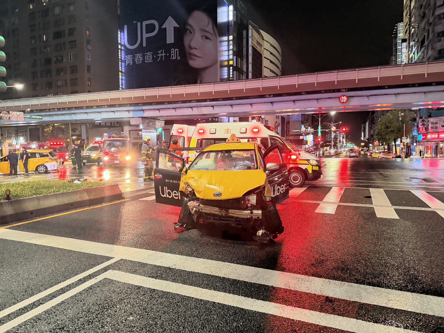 蘇姓男子駕駛計程車行經台北東區忠孝復興路口，疑似闖紅燈撞上橫向另一計程車，還波及另一輛多元計程車，由於撞擊力道猛烈，車頭嚴重變形。（翻攝畫面）