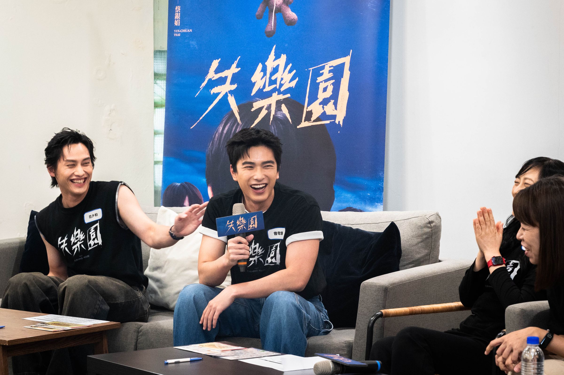 片中曾敬驊因為想極速償還龐大債務,選擇去做電話詐騙。(冬候鳥電影、文策院提供)