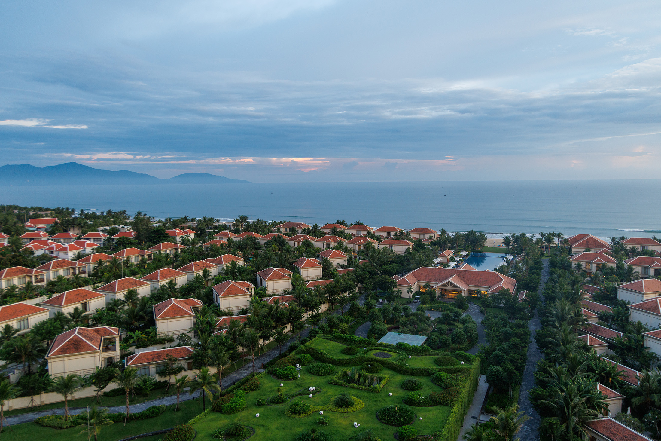 住在越南本土精品度假村「Fusion Resort & Villas Da Nang」的高樓層客房,才終於明白何謂高空度假村才有的迷人景致。