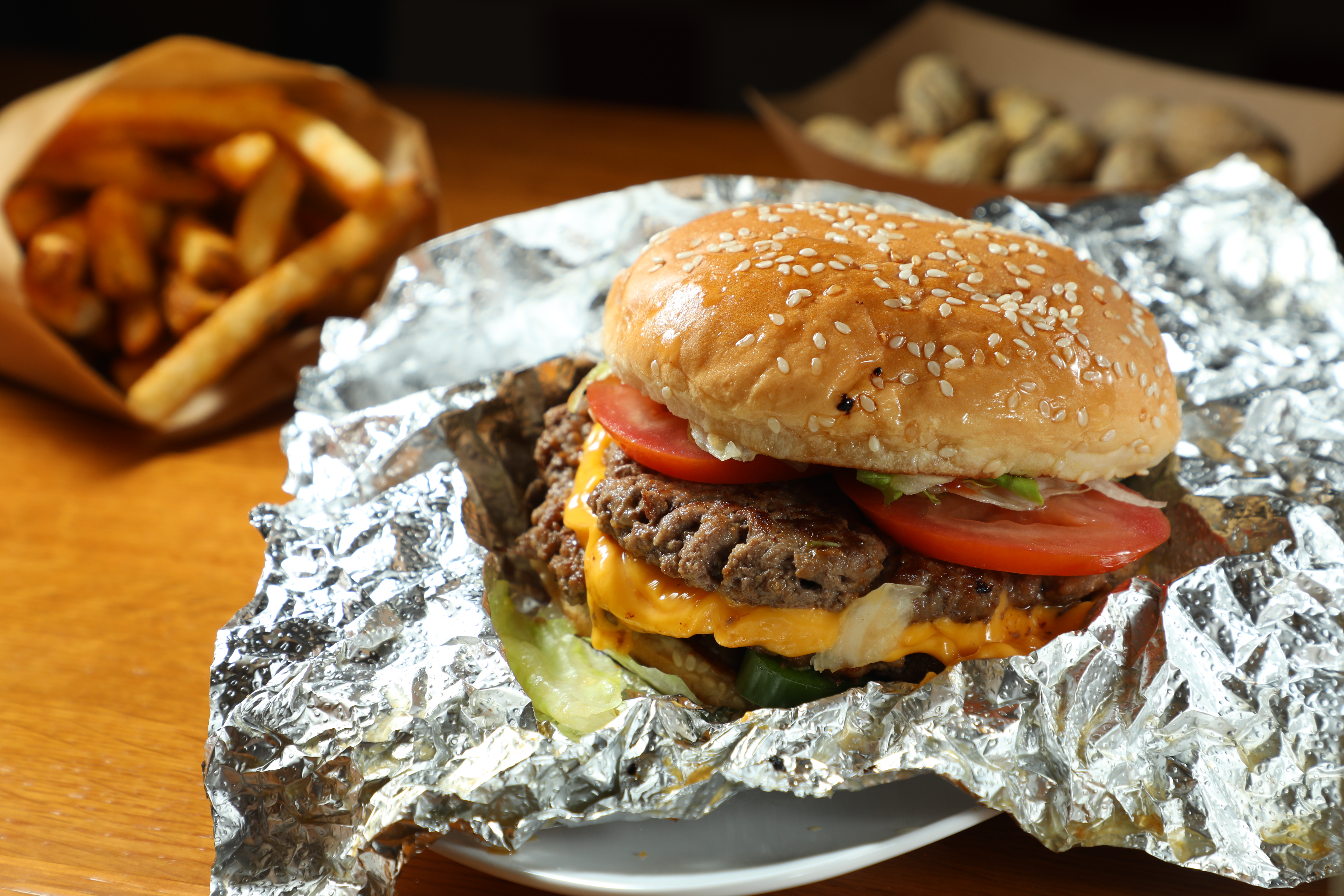 雙層起士漢堡「Cheeseburger」，可免費任意組合15種配料，加料不加價。（港幣95元／個）