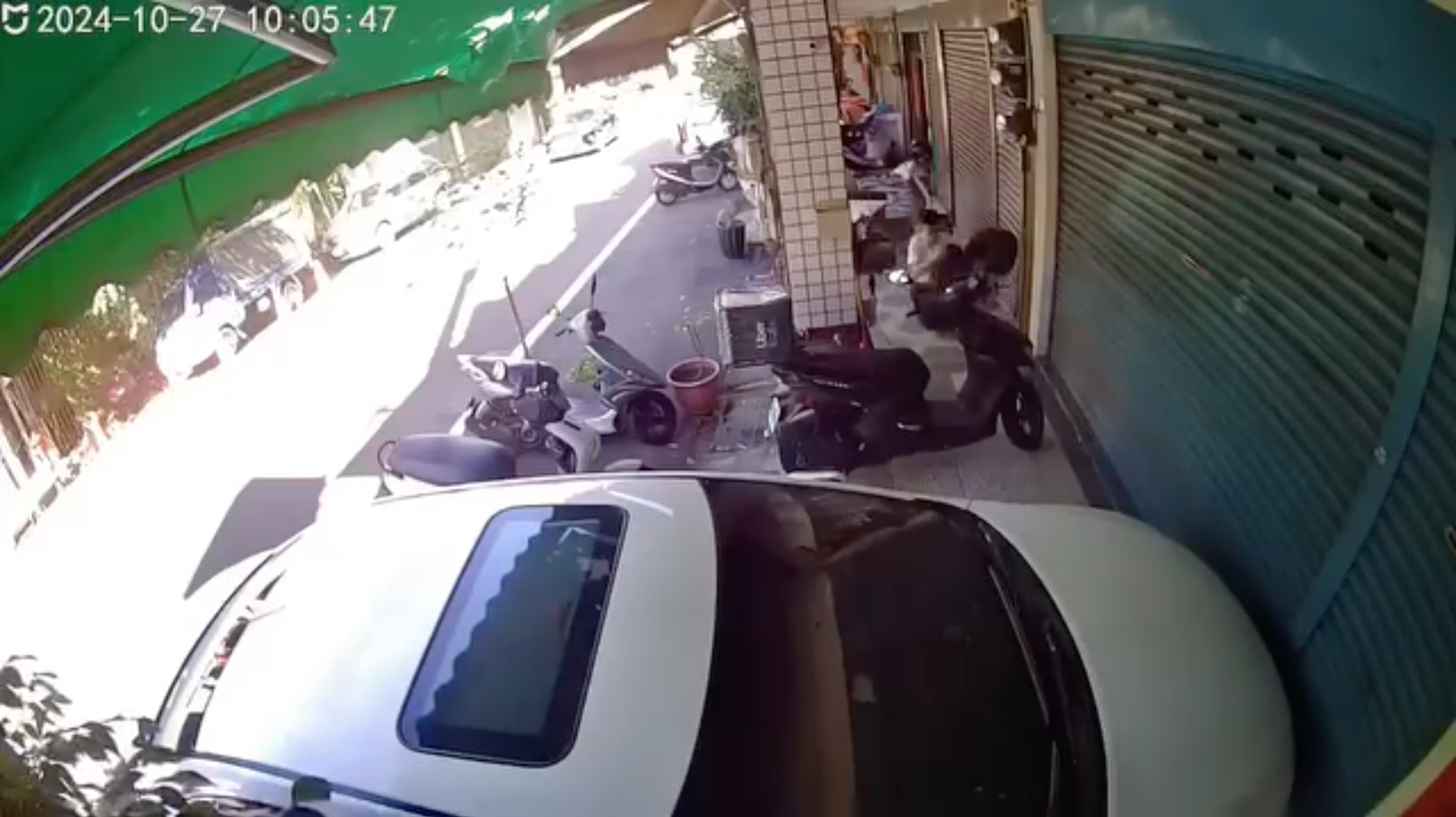 桃園龜山日前發生一名中度智能障礙的男子當街擒抱女童的事件,引發議論。(翻攝自臉書)