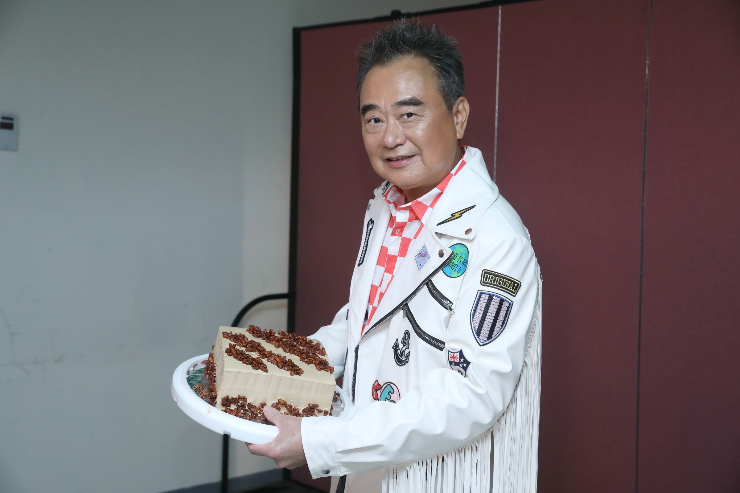 陳昇跨年演唱會正值孫女一歲生日，準備蛋糕一起慶生。（宜辰整合行銷提供）
