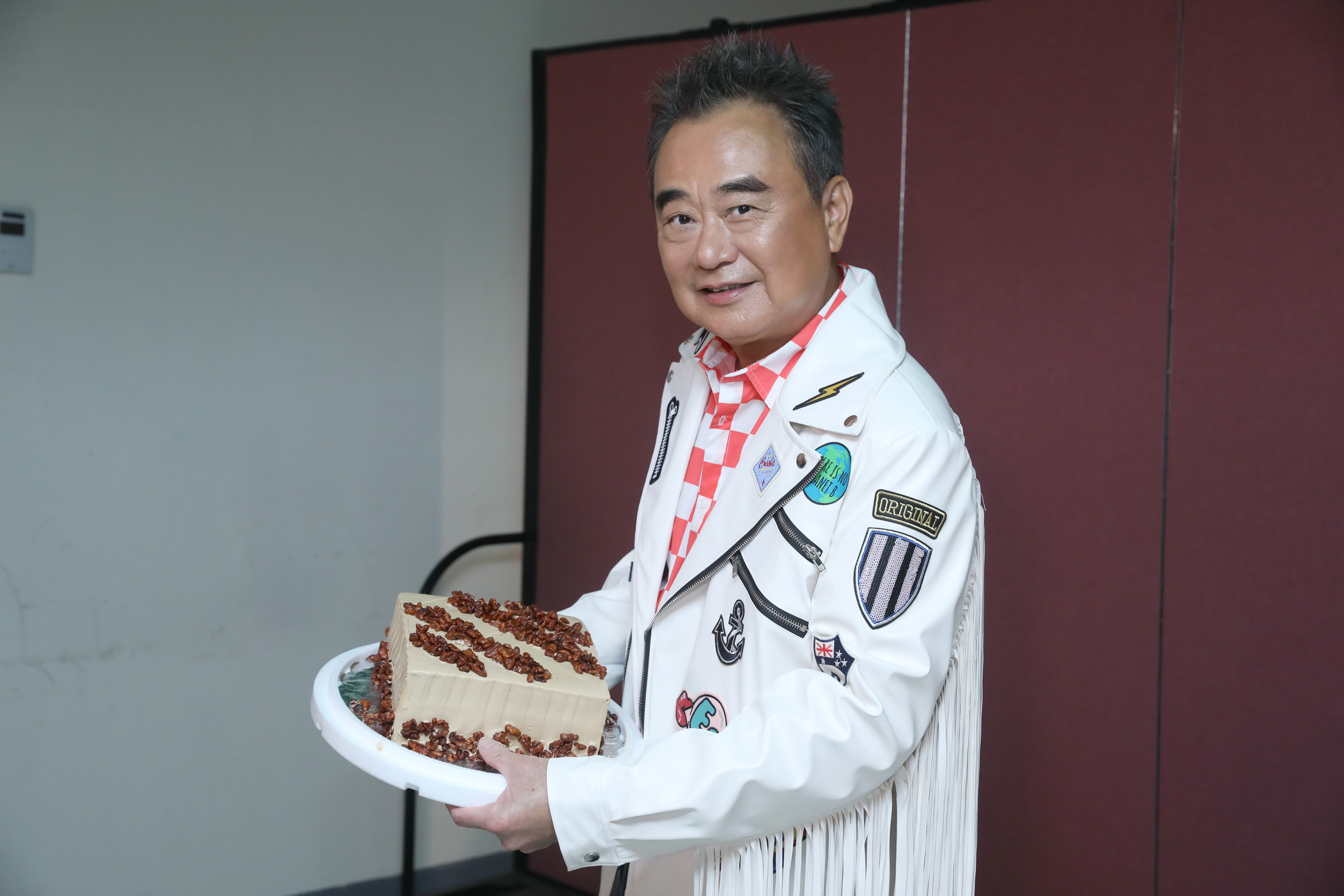 陳昇跨年演唱會正值孫女一歲生日，準備蛋糕一起慶生。（宜辰整合行銷提供）
