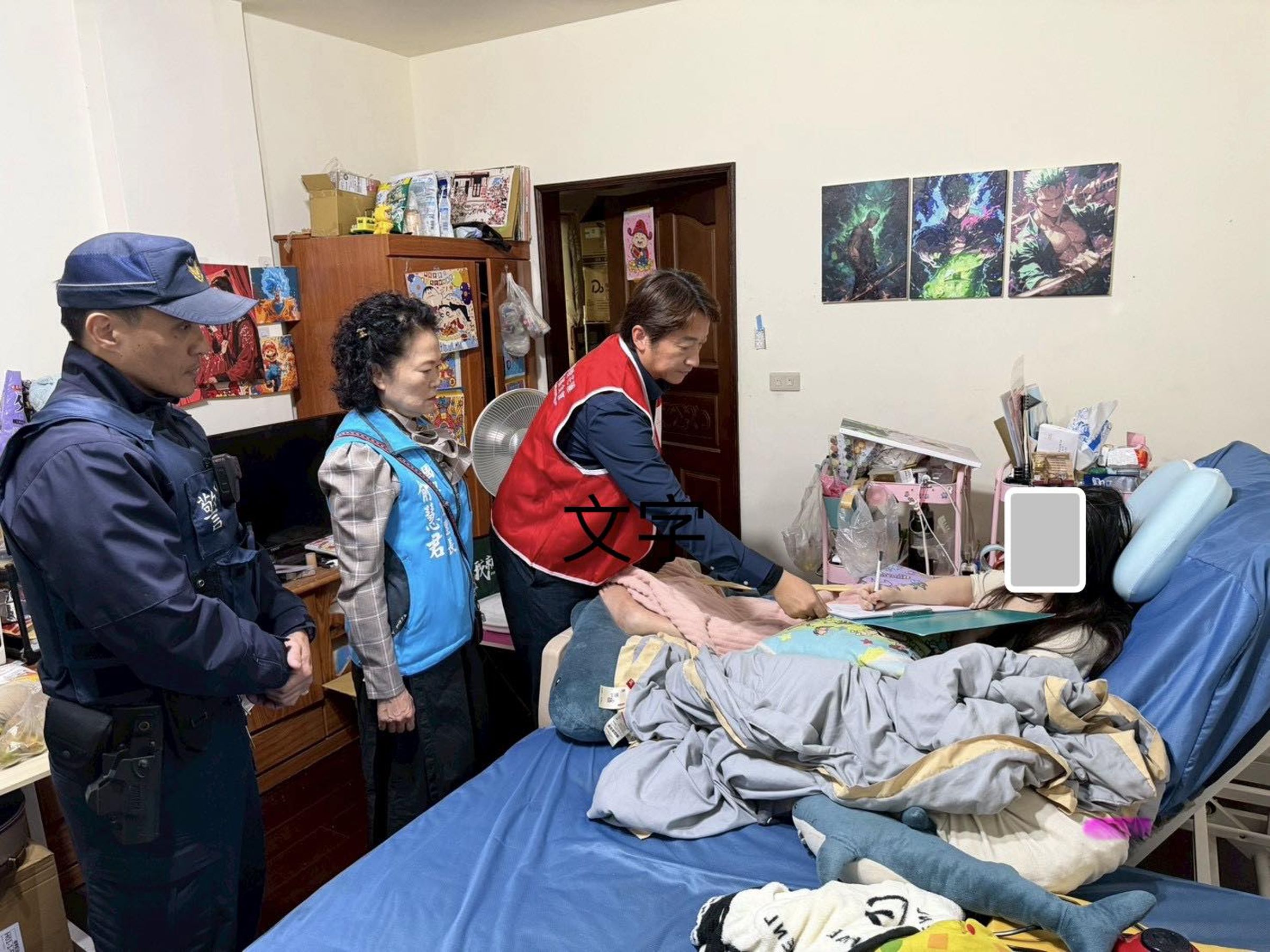 潘姓男子酒駕遭通緝落網，擔憂自己入獄後癱瘓的妻子沒人照顧，花蓮縣議員魏嘉賢和里長前往關心。（翻攝自魏嘉賢臉書）