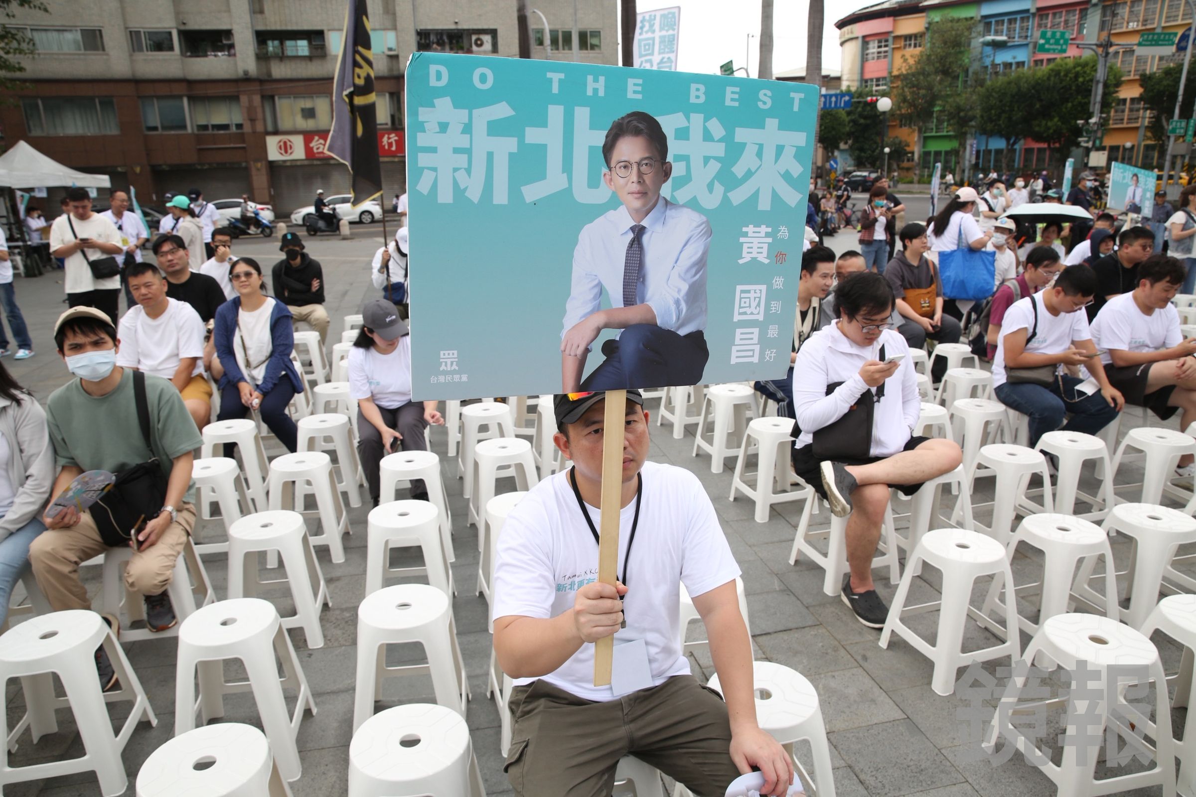 支持者舉著黃國昌的手牌、力挺參選新北市長。（鏡報董孟航）